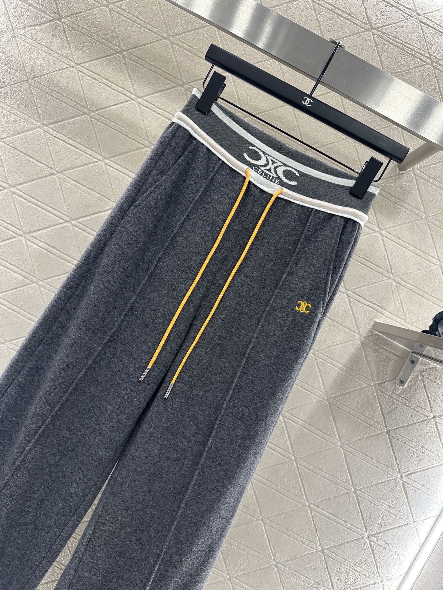 ♥Celin*♥2025新品上架 撞色抽绳直筒长裤定制YB进口材质，面料柔挺舒适，垂顺有型，高腰抽绳直筒