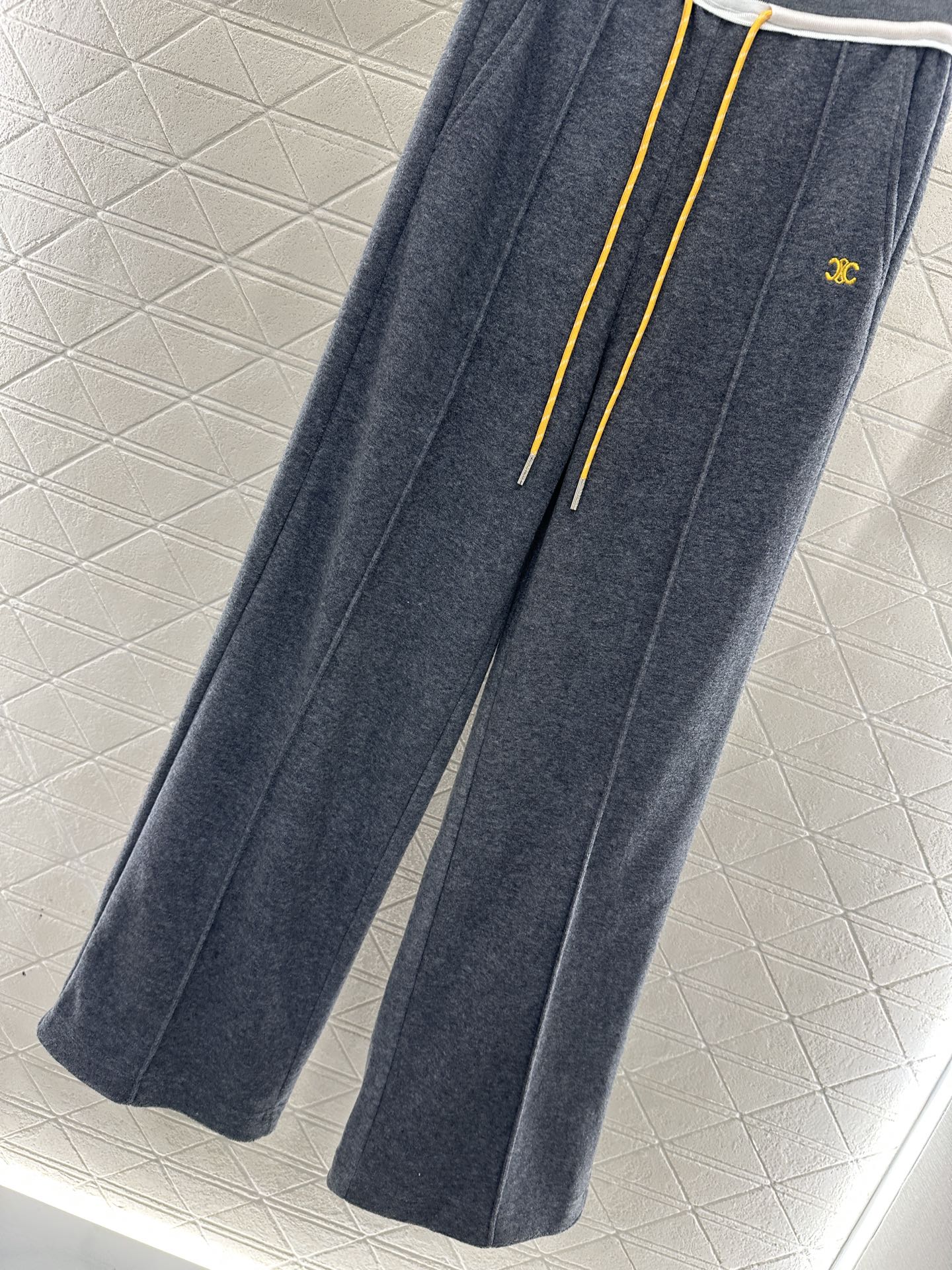 ♥Celin*♥2025新品上架 撞色抽绳直筒长裤定制YB进口材质，面料柔挺舒适，垂顺有型，高腰抽绳直筒