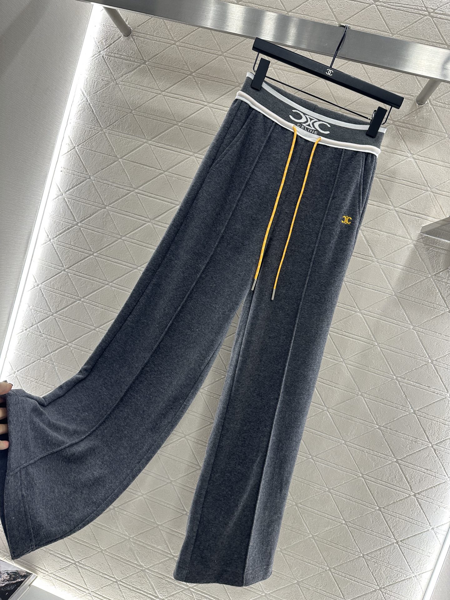 ♥Celin*♥2025新品上架 撞色抽绳直筒长裤定制YB进口材质，面料柔挺舒适，垂顺有型，高腰抽绳直筒