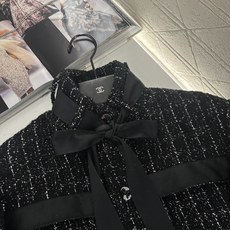 ♥Chane*♥2025新品上架 洋装捆边蝴蝶结丝带外套定制YB进口粗纺羊毛呢材质,质感高级,品相十足 ♥Chane*♥2025新品上架 洋装捆边蝴蝶结丝带外套定制YB进口粗纺羊毛呢材质,质感高级,品相十足