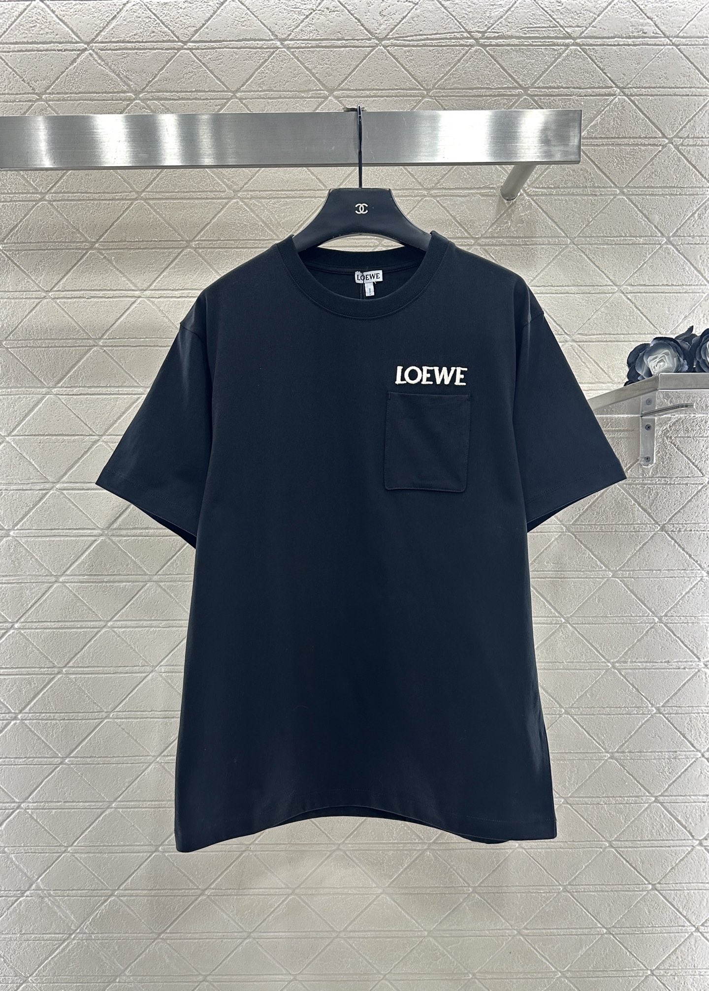 NO:636455,Loew*2025 New Arrivals Pocket Logo Round Neck LoewLouis  wain co-branded series # Customized YB native cotton material, breathable and comfortable, full of texture, loose silhouette dropped shoulder short-sleeved T-shirt, highlighting the brand style, made of heavy weight pure cotton, full of drape, showing a slimming visual effect, the whole garment has a letter logo on one side pocket to strengthen the brand identity, and the sense of fashion and high-end is immediately apparent, creating a personalized style, fashionable and relaxed, and stylish when worn alone Customized surface accessories Look for the version High version  3 colors, Loewe-clothing, louis vuitton, loewe, loewe, T-shirt, tees, t-shirt, alexander wang19860909Loew*2025新品上架  口袋徽标圆领 LoewLouis wain联名系列#定制YB原生全棉材质,透气舒适,质感十足,宽松廓形落肩短袖T恤裁剪,凸显品牌格调,采用克重纯棉制成,垂坠感十足,呈现显瘦视觉效果,整件成衣单侧口袋字母徽标,加强品牌标识度,时尚高级感立现,打造个性风格,时髦松弛,单穿内搭都出彩时髦 定制面辅料 认准版本 高版本 3色,罗意威-服装,louis vuitton,loewe,loewe,T-shirt,tees，t-shirt,alexander wang,Women's clothing