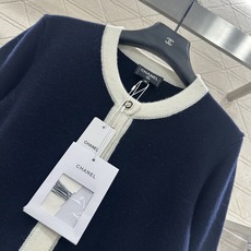 ♥Chane*♥2025新品上架 撞色包边圆领针织开衫定制YB羊绒纱线织造,密度细针织造,软糯质地 ♥Chane*♥2025新品上架 撞色包边圆领针织开衫定制YB羊绒纱线织造,密度细针织造,软糯质地