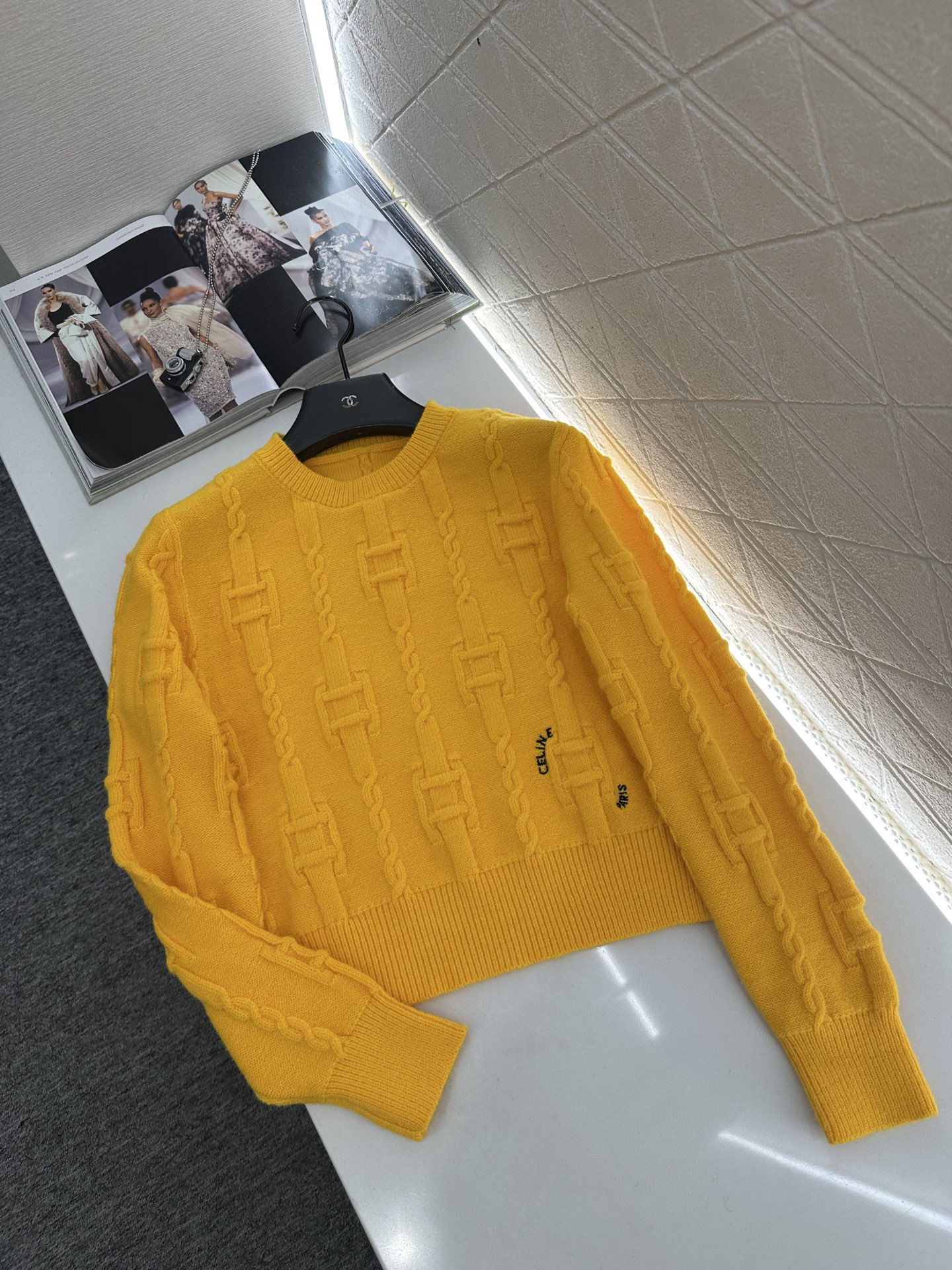 NO:637462,Celin*2025 new product on the shelves round neck crocheted monogram pullover sweater  Customized YB wool yarn weaving, high-quality texture, comfortable and soft, round-neck long-sleeved sweater cut, dense knitting to keep out cold and wind, vertical pit strips on the collar and cuffs, threaded edges to echo the hem, square buckles with vertical chains on the body, letter logo on one side of the hem, decorated with the word 'Paris', highlighting high-end positioning and fashion tonality, regular version of the shoulder style, available in three colors, creating a sense of autumn and winter, making the style more durable and versatile. Customized surface accessories, look for the version  High version 3 colors, Celine-clothing, celine, celine, sweaters, alexander wang19860909Celin*2025新品上架 圆领钩花字母套头毛衣 定制YB羊毛纱线织造,质感高级,舒适柔软,圆领长袖毛衣剪裁,密实针织御寒防风,领口袖口竖坑条螺纹包边与衣摆相呼应,大身竖排列链条方形带扣,下摆单侧字母徽标,配合paris字样装点,彰显高级定位和时尚调性,正肩款常规版型,三色可选,打造秋冬的氛围感,让风格更耐看百搭.定制面辅料 认准版本 高版本 3色,赛琳-服装,celine,celine,sweaters,alexander wang,Women's clothing