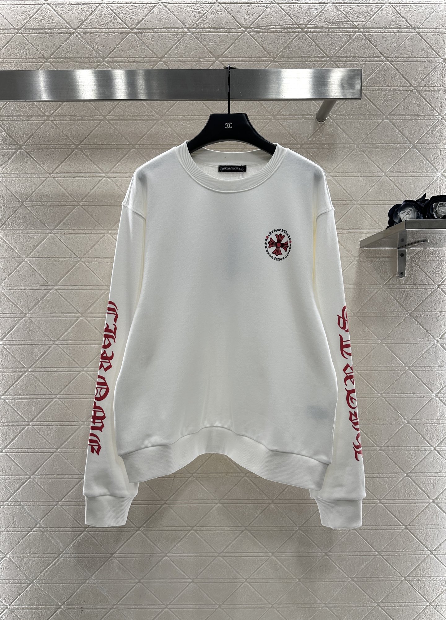 NO:636384,Chrome hear*2025 new products are on the shelves. Letter printed long-sleeved sweatshirt. Customized YB twill cotton material. Comfortable texture and full stretch. Round neck pullover sweatshirt. A cross is embellished on one side of the chest, echoing the large logo on the back. It matches the letters on both sleeves to highlight the brand style. Loose version. The vision is narrowed and elongated. It looks slim and tolerant. Available in black and white. The brand style is distinctive. It is stylish when worn alone. Customized surface accessories. Look for the version. High version  2 colors,chrome hearts-clothing,chrome hearts,chrome hearts,hoodie,sweatshirts,alexander wang19860909Chrome hear*2025新品上架  字母印花长袖卫衣 定制YB斜纹全棉材质,质感舒适,弹力十足,圆领套头卫衣裁剪,胸口单侧位置点缀十字架,与后背大面积徽标呼应,配合两袖字母,凸显品牌格调,宽松版型,视觉收窄拉长,显瘦包容,黑白可选,品牌风格鲜明,单穿内搭都出彩时髦.定制面辅料 认准版本 高版本 2色,克罗心-服装,chrome hearts,chrome hearts,hoodie,sweatshirts,alexander wang,Women's clothing