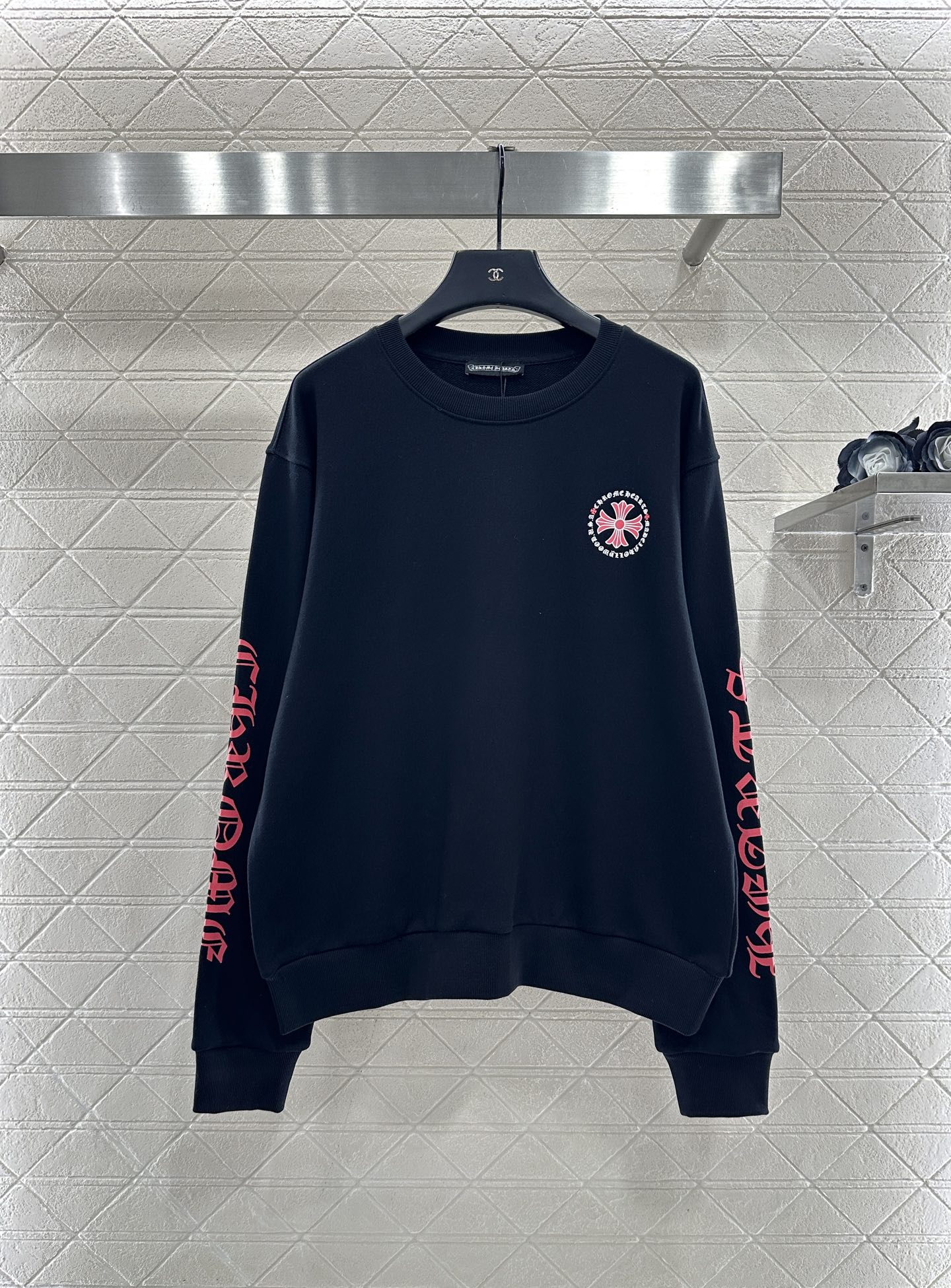 NO:636379,Chrome hear*2025 new products are on the shelves. Letter printed long-sleeved sweatshirt. Customized YB twill cotton material. Comfortable texture and full stretch. Round neck pullover sweatshirt. A cross is embellished on one side of the chest, echoing the large logo on the back. It matches the letters on both sleeves to highlight the brand style. Loose version. The vision is narrowed and elongated. It looks slim and tolerant. Available in black and white. The brand style is distinctive. It is stylish when worn alone. Customized surface accessories. Look for the version. High version  2 colors,chrome hearts-clothing,chrome hearts,chrome hearts,hoodie,sweatshirts,alexander wang19860909Chrome hear*2025新品上架  字母印花长袖卫衣 定制YB斜纹全棉材质,质感舒适,弹力十足,圆领套头卫衣裁剪,胸口单侧位置点缀十字架,与后背大面积徽标呼应,配合两袖字母,凸显品牌格调,宽松版型,视觉收窄拉长,显瘦包容,黑白可选,品牌风格鲜明,单穿内搭都出彩时髦.定制面辅料 认准版本 高版本 2色,克罗心-服装,chrome hearts,chrome hearts,hoodie,sweatshirts,alexander wang,Women's clothing