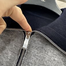♥Miumi*♥2025新品上架 翻领半开襟针织上衣定制YB羊毛纱线织造,质感高级,舒适柔软,半 ♥Miumi*♥2025新品上架 翻领半开襟针织上衣定制YB羊毛纱线织造,质感高级,舒适柔软,半