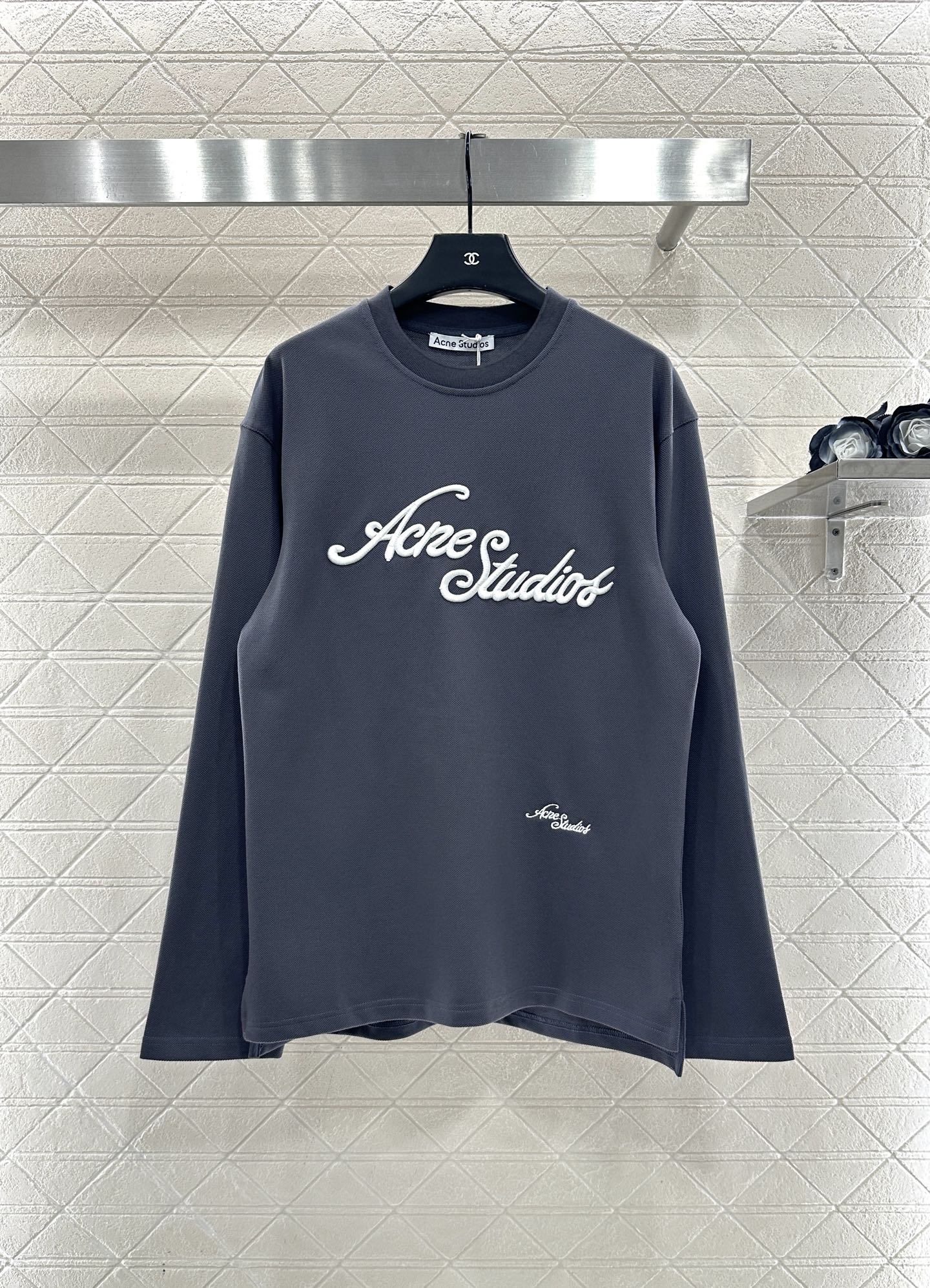 NO:636395,Acne studio*2025 new product launched round neck embroidered long-sleeved sweatshirt  Customized YB raw cotton material, breathable and comfortable, full of texture, loose pullover sweatshirt cut to highlight the brand style, made of heavyweight pure cotton, full of drape, slim and fashionable to wear, embroidery technology is used on the chest to outline the concave and convex letters logo, staggered in size to enhance the brand identity, fashionable and high-end, create a personalized style, fashionable and relaxed, stand out and fashionable when worn alone. Customized surface accessories Look for the version High version 2 colors, women's wear, acne  studios,dior,hoodie,sweatshirts,alexander wang19860909Acne studio*2025新品上架 圆领刺绣长袖卫衣 定制YB原生全棉材质,透气舒适,质感十足,宽松套头卫衣裁剪,凸显品牌格调,采用克重纯棉制成,垂坠感十足,穿搭显瘦时尚,胸前利用刺绣工艺,勾勒出花体凹凸字母徽标,大小交错加强品牌标识度,时尚高级感立现,打造个性风格,时髦松弛,单穿内搭都出彩时髦.定制面辅料 认准版本 高版本 2色,女装,acne studios,dior,hoodie,sweatshirts,alexander wang,Women's clothing