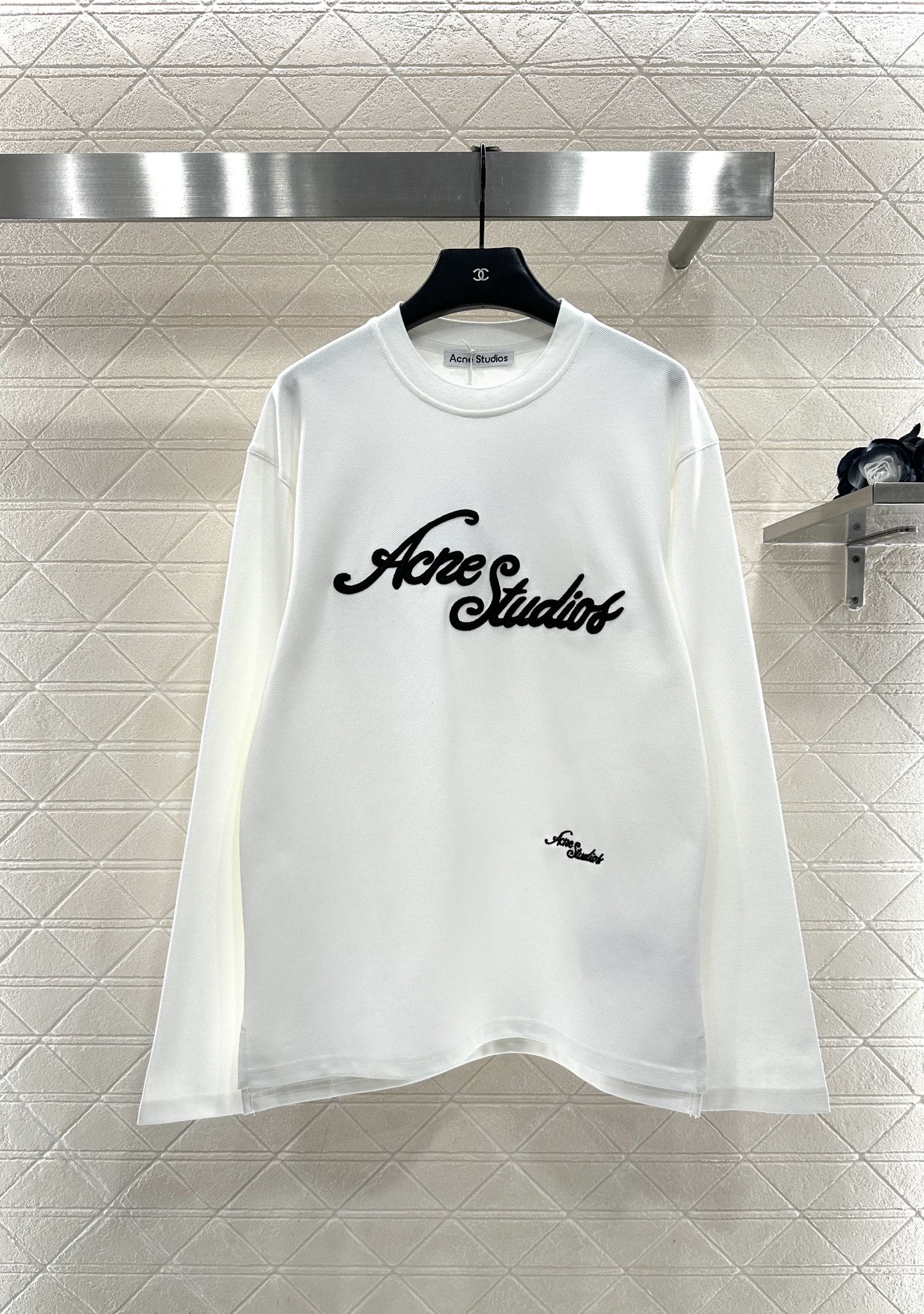 NO:636389,Acne studio*2025 new product launched round neck embroidered long-sleeved sweatshirt  Customized YB native cotton material, breathable and comfortable, full of texture, loose pullover sweatshirt cut to highlight the brand style, made of heavyweight pure cotton, full of drape, slim and fashionable to wear, embroidery technology is used on the chest to outline the concave and convex letters logo, staggered in size to enhance the brand identity, fashionable and high-end, create a personalized style, fashionable and relaxed, stand out and fashionable when worn alone. Customized surface accessories Look for the version High version 2 colors, women's wear, acne  studios,dior,hoodie,sweatshirts,alexander wang19860909Acne studio*2025新品上架 圆领刺绣长袖卫衣 定制YB原生全棉材质,透气舒适,质感十足,宽松套头卫衣裁剪,凸显品牌格调,采用克重纯棉制成,垂坠感十足,穿搭显瘦时尚,胸前利用刺绣工艺,勾勒出花体凹凸字母徽标,大小交错加强品牌标识度,时尚高级感立现,打造个性风格,时髦松弛,单穿内搭都出彩时髦.定制面辅料 认准版本 高版本 2色,女装,acne studios,dior,hoodie,sweatshirts,alexander wang,Women's clothing