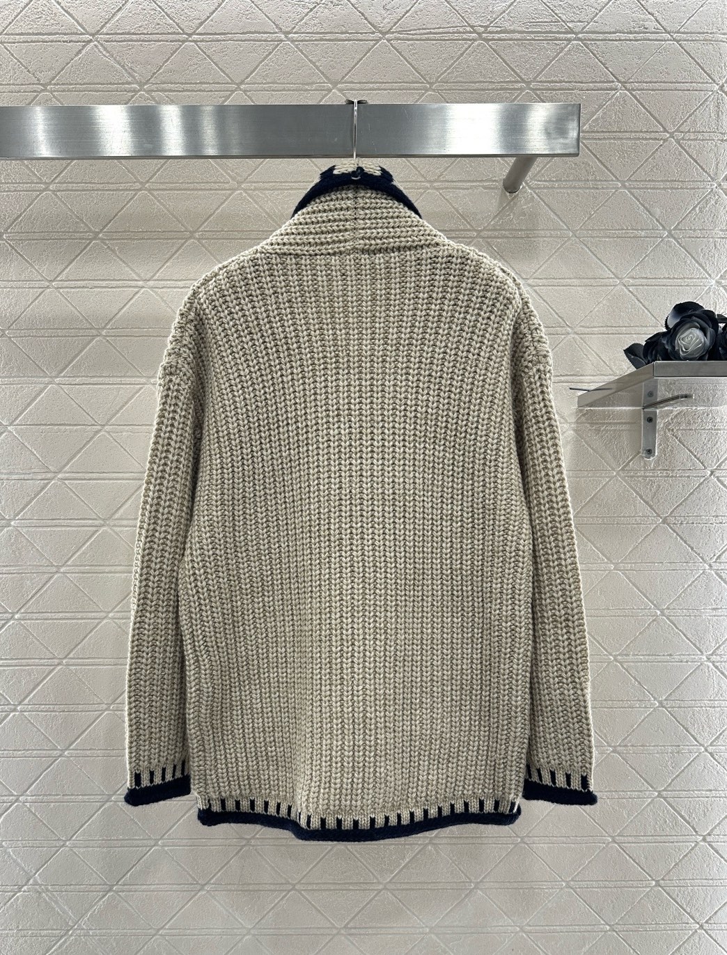 ♥Chane*♥2025新品上架 翻领撞色中长针织外套定制YB羊毛针织材质，质感细腻，毛量肌理明显，翻领