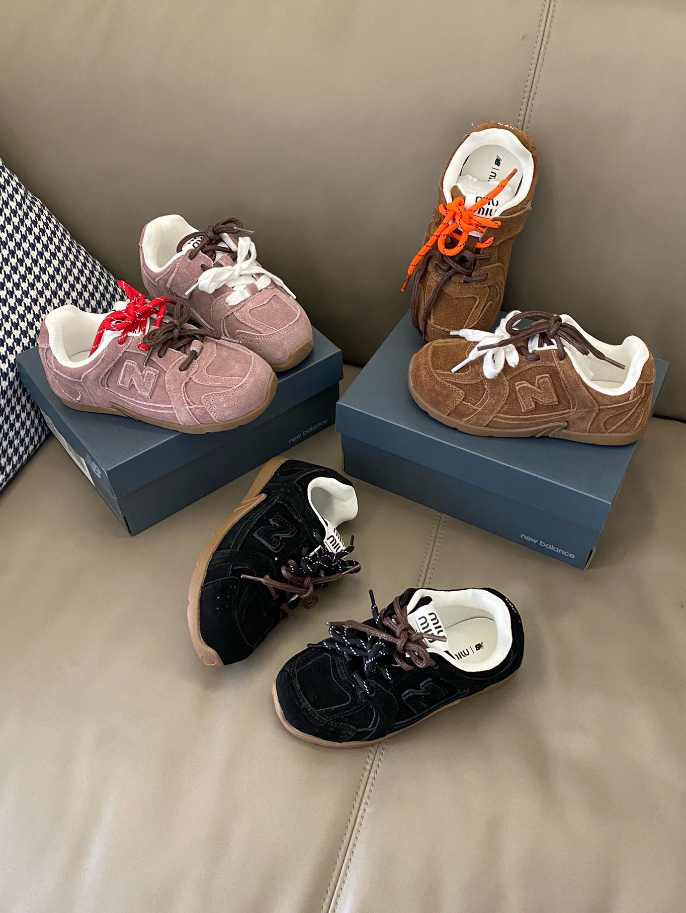 图片[5]-原图直出🌟 谁懂这双miumiu 童鞋的含金量啊 采用双鞋带+魔术贴设计，方便宝贝自己穿脱✅最主要的就是它脚感超级柔软舒适🙌一整个惊艳住了-选品中心