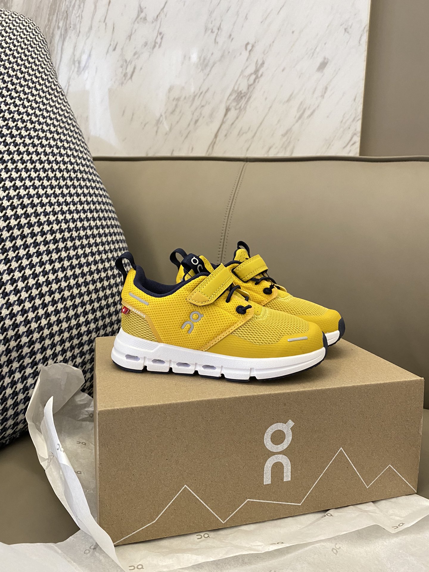 图片[5]-实拍🌟 360度欣赏🪄on昂跑缓震魔术贴儿童运动鞋📷简简单单的配色，不简单的CloudTec专利鞋底👍🏻上脚妥妥的美式运动风～-选品中心