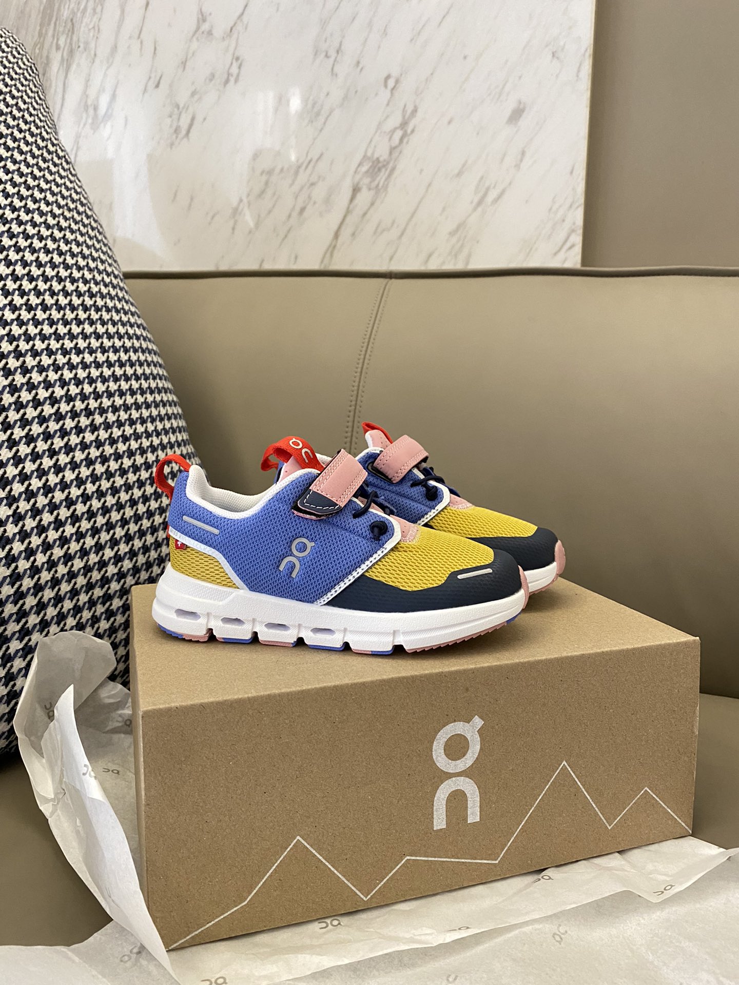 图片[6]-实拍🌟 360度欣赏🪄on昂跑缓震魔术贴儿童运动鞋📷简简单单的配色，不简单的CloudTec专利鞋底👍🏻上脚妥妥的美式运动风～-选品中心