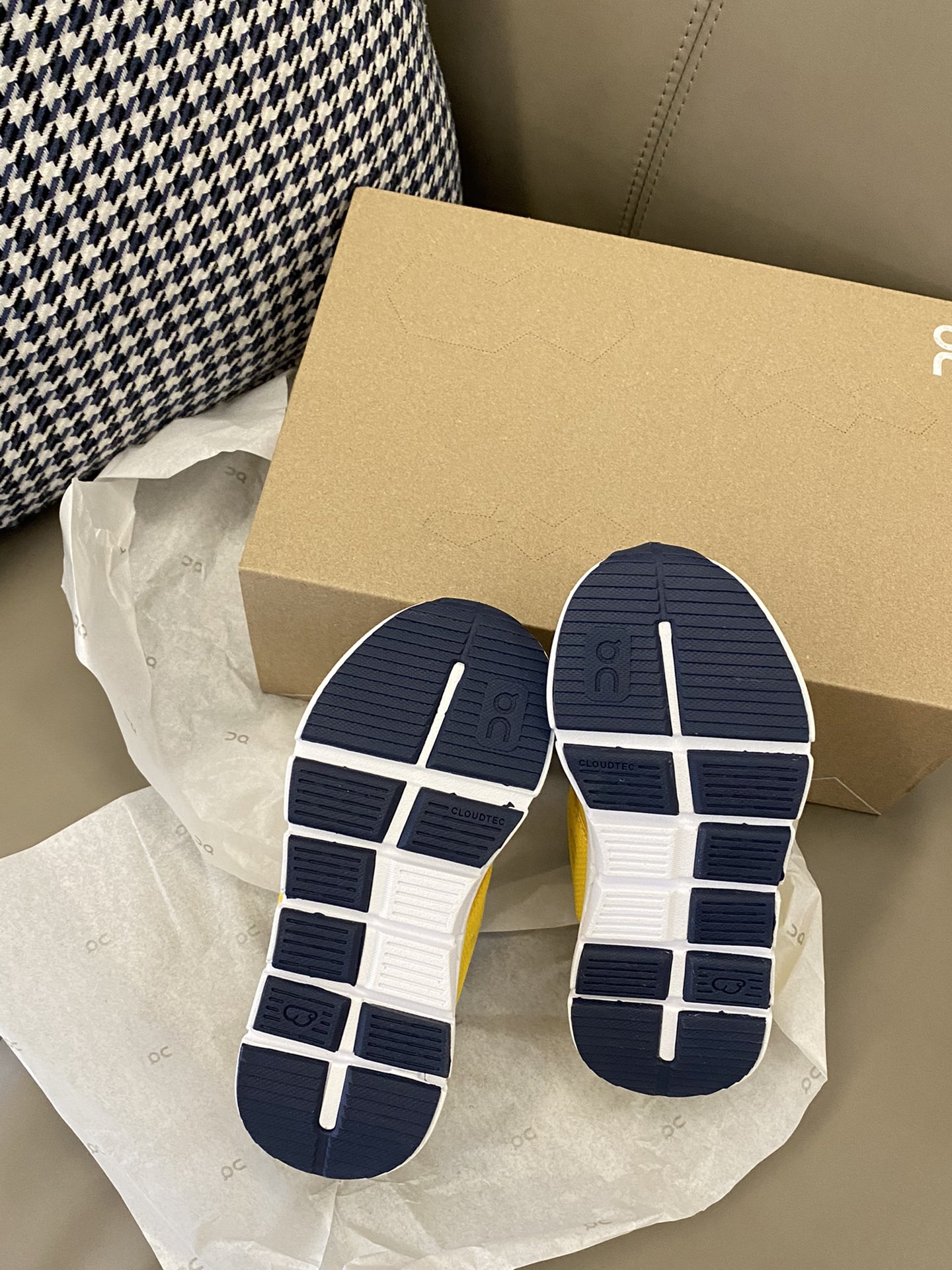 图片[9]-实拍🌟 360度欣赏🪄on昂跑缓震魔术贴儿童运动鞋📷简简单单的配色，不简单的CloudTec专利鞋底👍🏻上脚妥妥的美式运动风～-选品中心