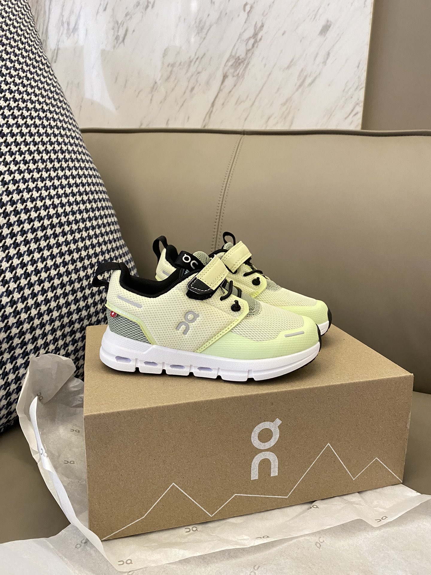 图片[4]-实拍🌟 360度欣赏🪄on昂跑缓震魔术贴儿童运动鞋📷简简单单的配色，不简单的CloudTec专利鞋底👍🏻上脚妥妥的美式运动风～-选品中心