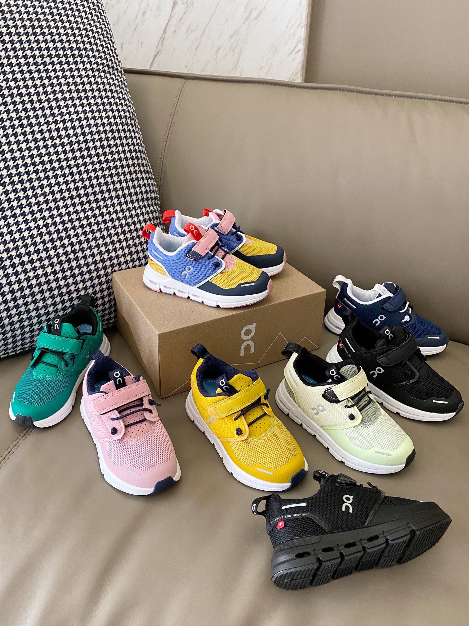 实拍🌟 360度欣赏🪄on昂跑缓震魔术贴儿童运动鞋📷简简单单的配色，不简单的CloudTec专利鞋底👍🏻上脚妥妥的美式运动风～-选品中心