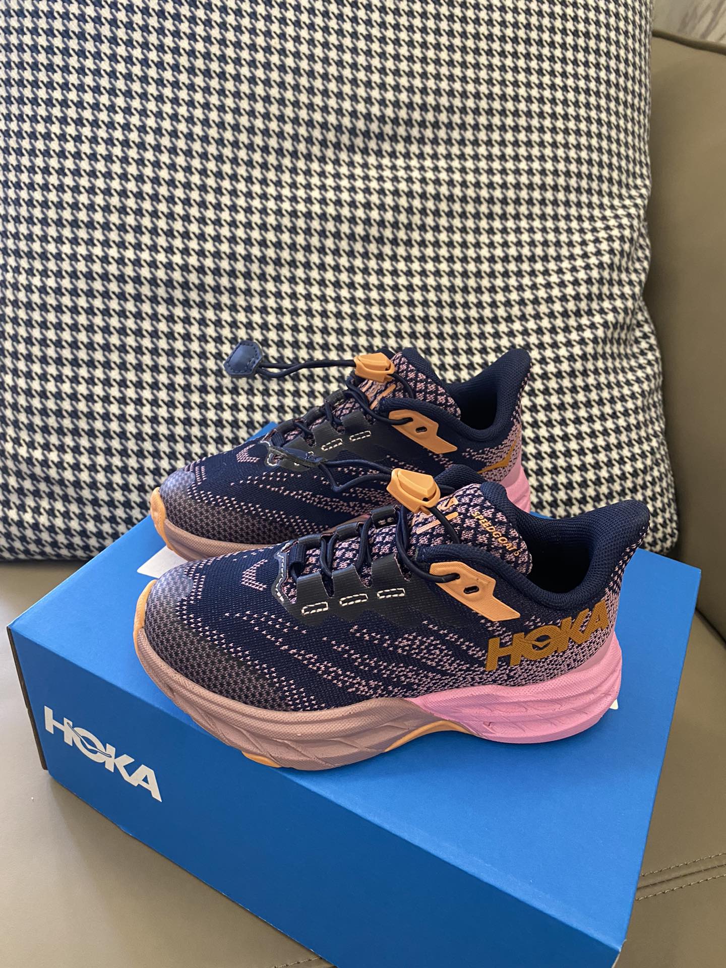 图片[3]-爆款Hoka新款出货🌟 第一双鞋当然是HOKA！！🔦抽绳设计穿脱方便✔️鞋底独特底纹耐磨防滑，穿着舒适，体验好👌🏻-选品中心