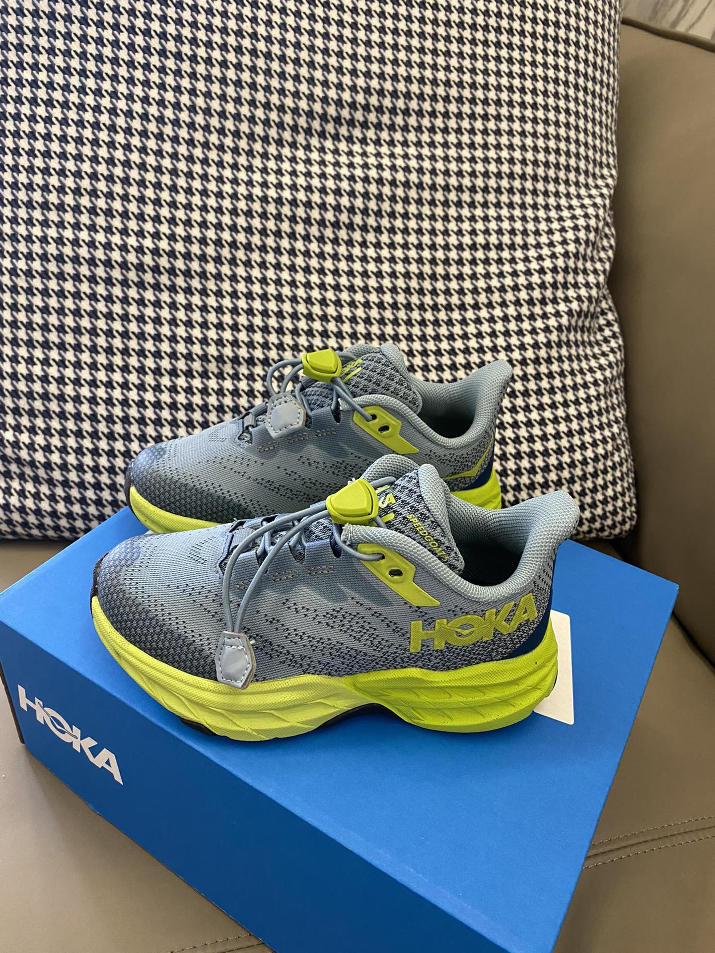图片[5]-爆款Hoka新款出货🌟 第一双鞋当然是HOKA！！🔦抽绳设计穿脱方便✔️鞋底独特底纹耐磨防滑，穿着舒适，体验好👌🏻-选品中心
