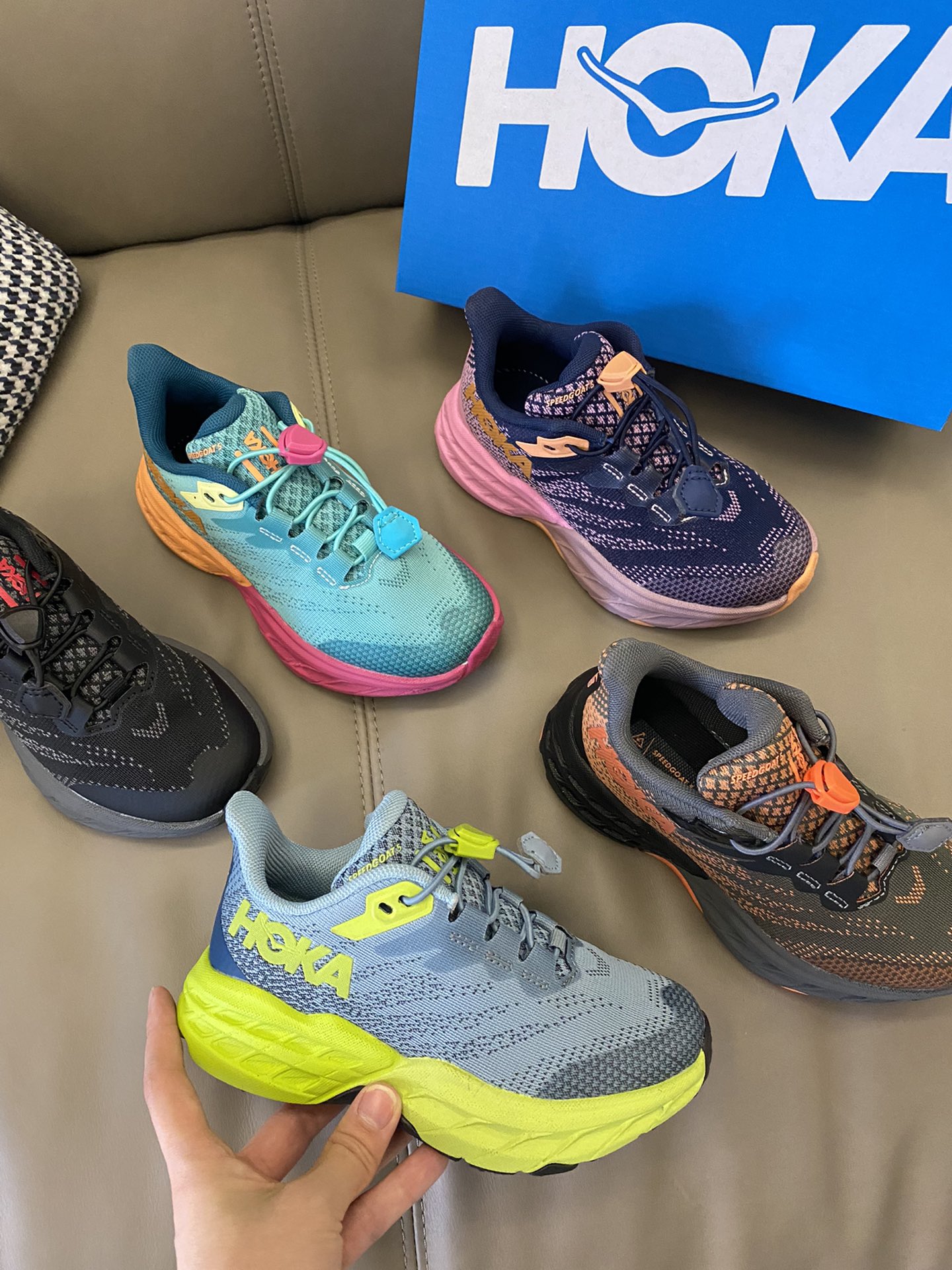 图片[2]-爆款Hoka新款出货🌟 第一双鞋当然是HOKA！！🔦抽绳设计穿脱方便✔️鞋底独特底纹耐磨防滑，穿着舒适，体验好👌🏻-选品中心