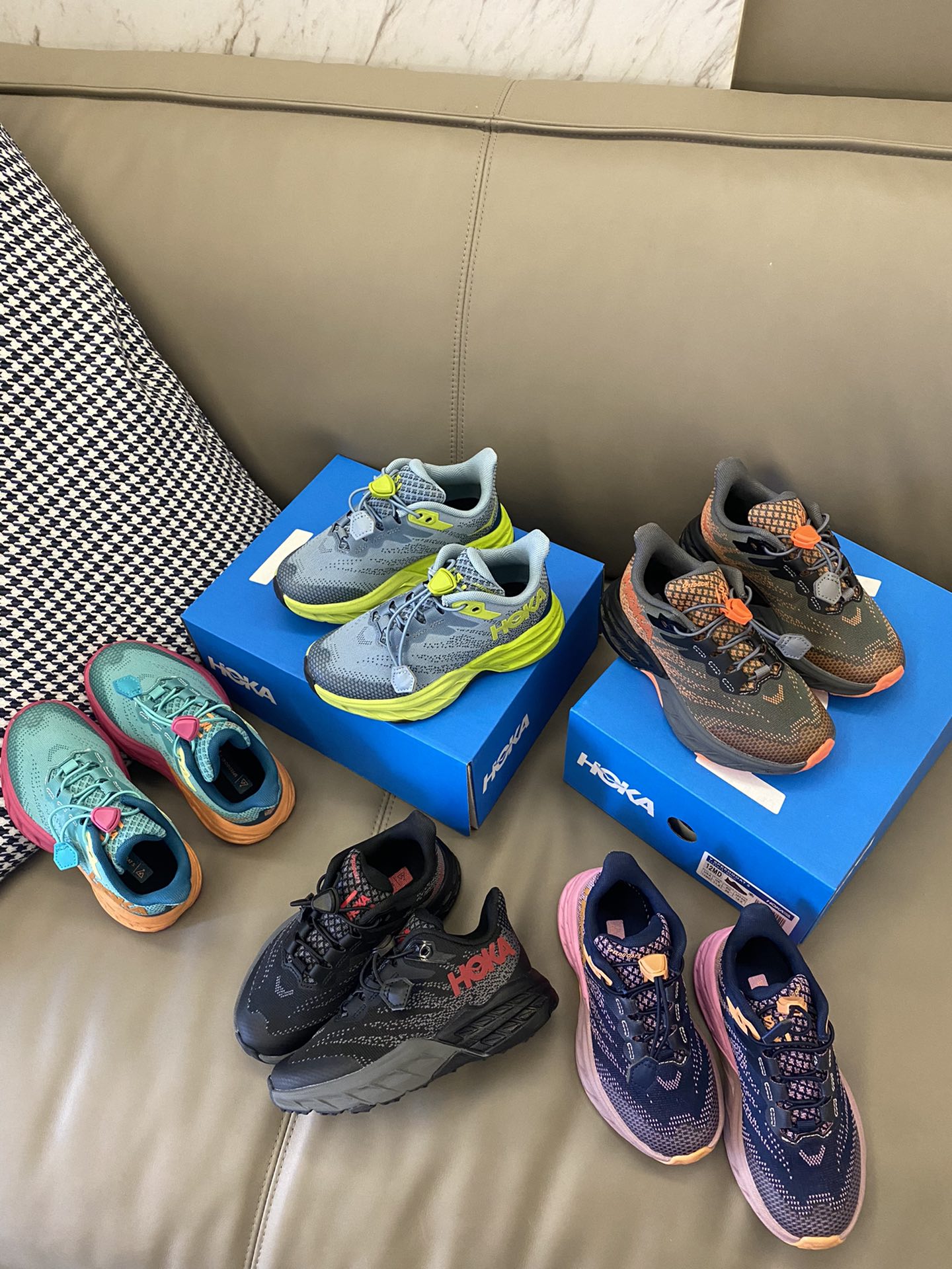 爆款Hoka新款出货🌟 11月的第一双鞋当然是HOKA！！🔦抽绳设计穿脱方便✔️鞋底独特底纹耐磨防滑，穿着舒适，体验好👌🏻-选品中心