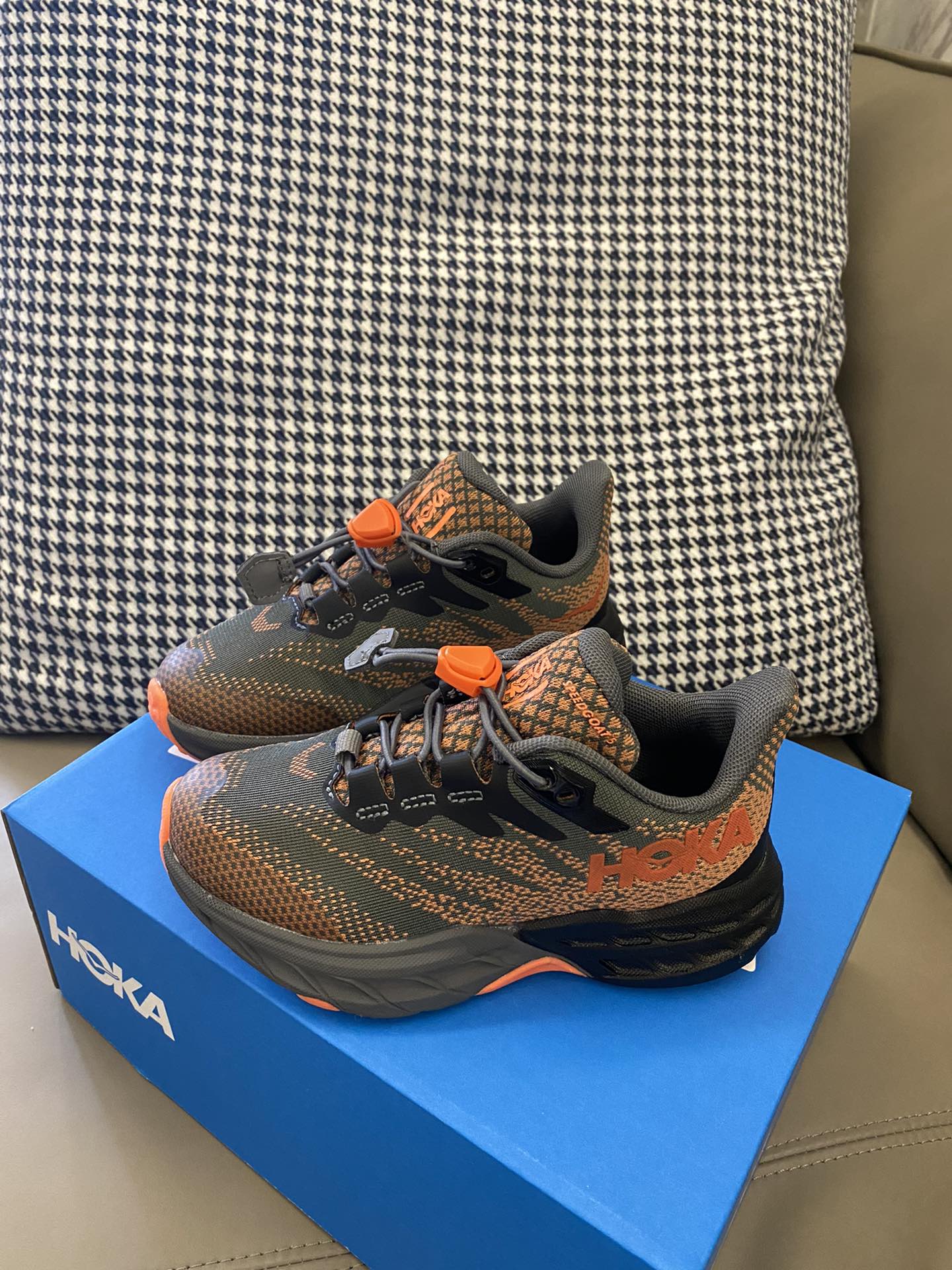 图片[7]-爆款Hoka新款出货🌟 第一双鞋当然是HOKA！！🔦抽绳设计穿脱方便✔️鞋底独特底纹耐磨防滑，穿着舒适，体验好👌🏻-选品中心