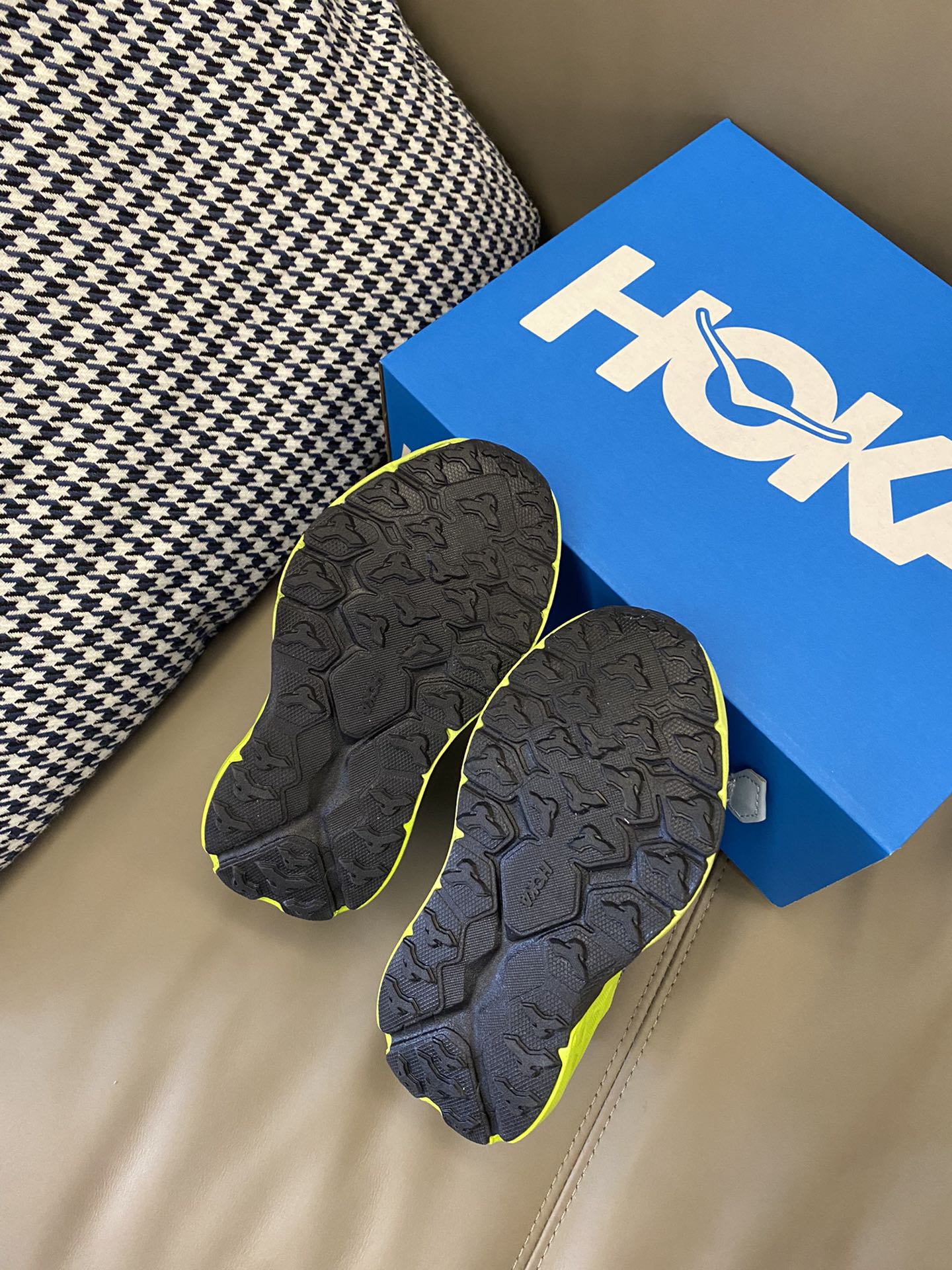 图片[9]-爆款Hoka新款出货🌟 第一双鞋当然是HOKA！！🔦抽绳设计穿脱方便✔️鞋底独特底纹耐磨防滑，穿着舒适，体验好👌🏻-选品中心