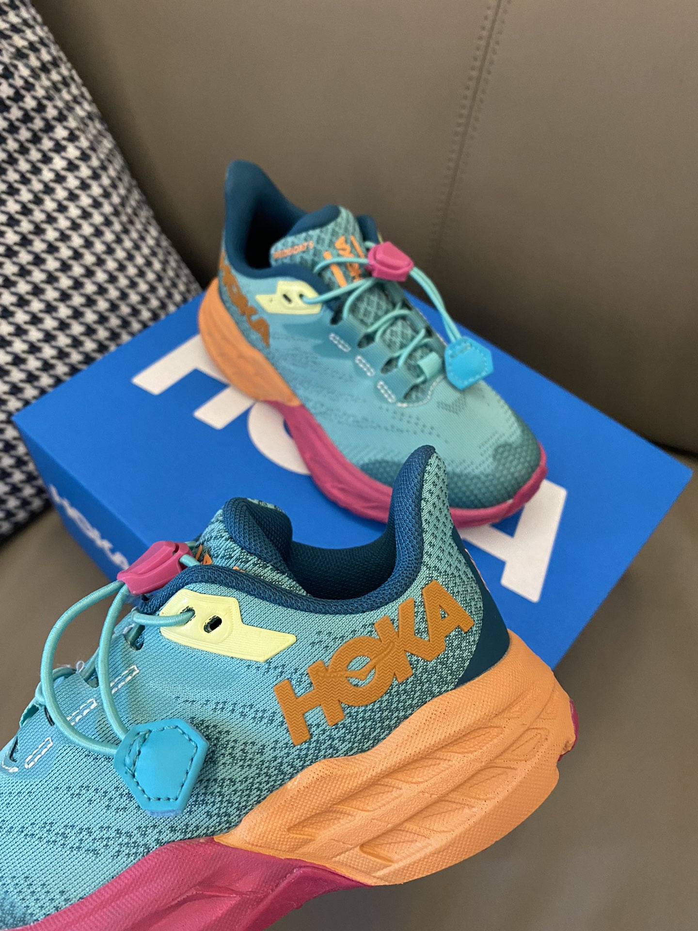 图片[4]-爆款Hoka新款出货🌟 第一双鞋当然是HOKA！！🔦抽绳设计穿脱方便✔️鞋底独特底纹耐磨防滑，穿着舒适，体验好👌🏻-选品中心