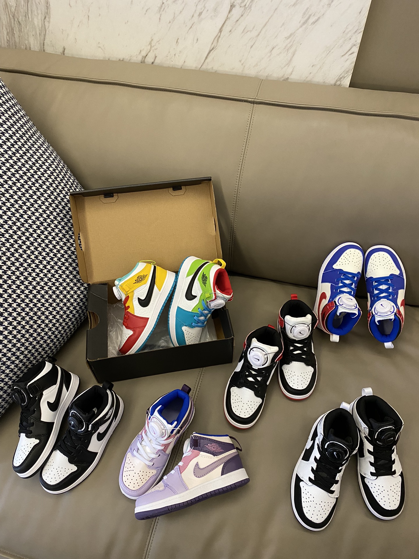 🏏小朋友最喜欢的旋转扣童鞋～鞋面采用柔软荔枝皮，不压脚背，内里干爽透气，鞋底耐磨防滑🐈-选品中心