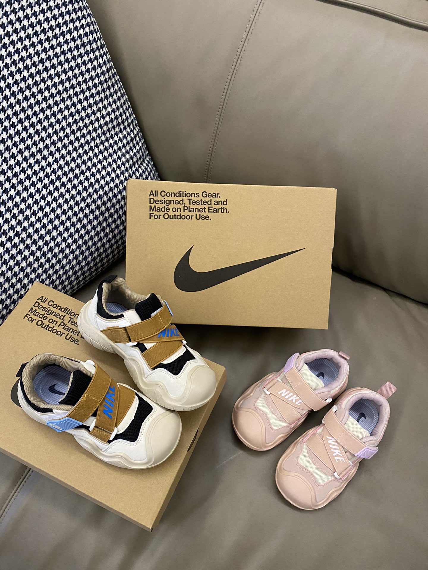 野生图直出🌟 没忍住想all in！！🎢太可爱了，圆润鞋头，很好的包裹脚踝，配色时尚大方📍魔术贴很好穿脱～-选品中心