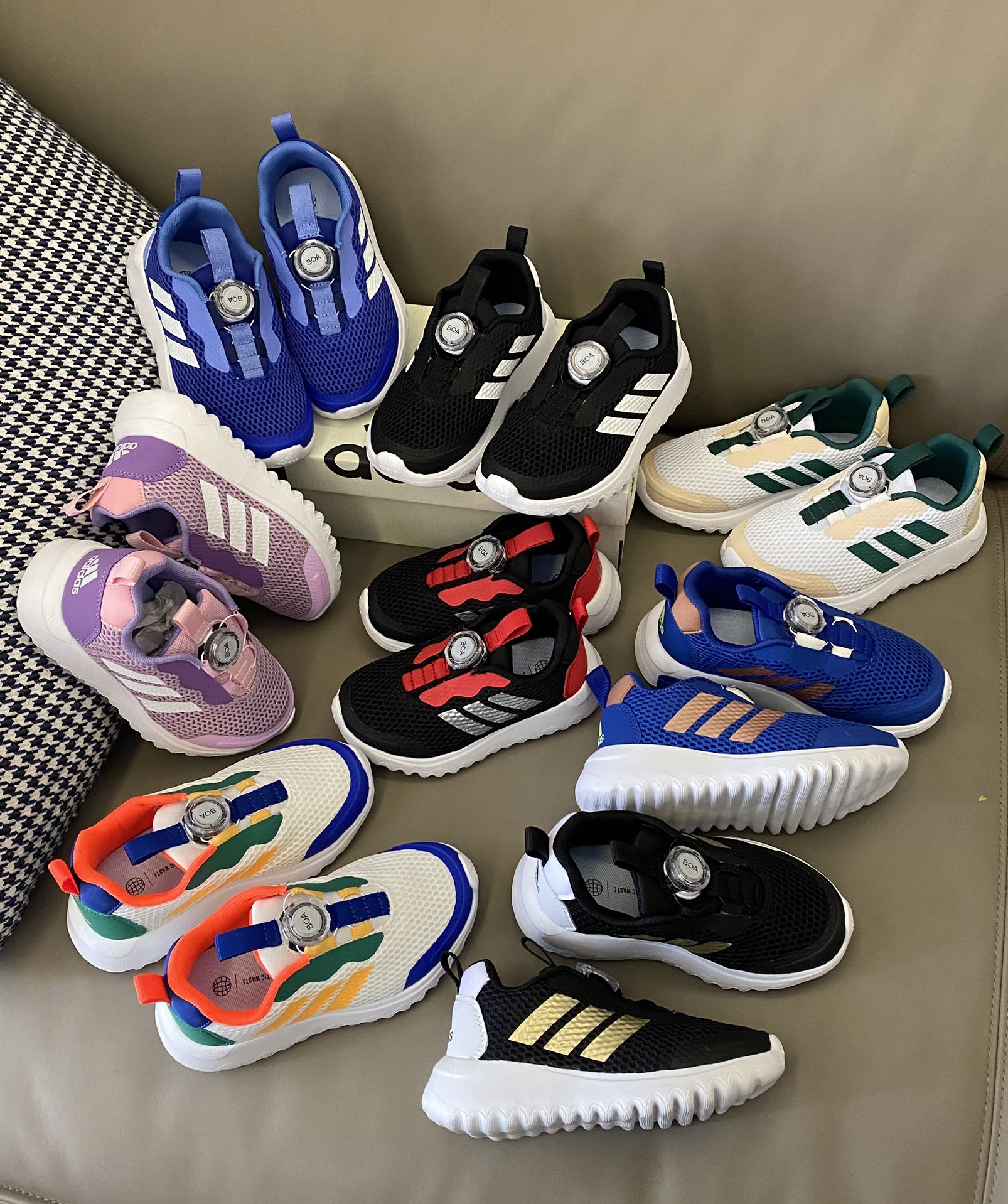 图片[9]-~ 原图直出🌟 轻盈透气的鞋体让你即使在激烈运动时也能保持乾爽清凉😎特殊的橡胶抗滑鞋底则能帮宝贝在各种地面稳健奔行，无惧挑战～无论是短距离冲刺还是长距离马拉松，都可以轻松应对🤗-选品中心