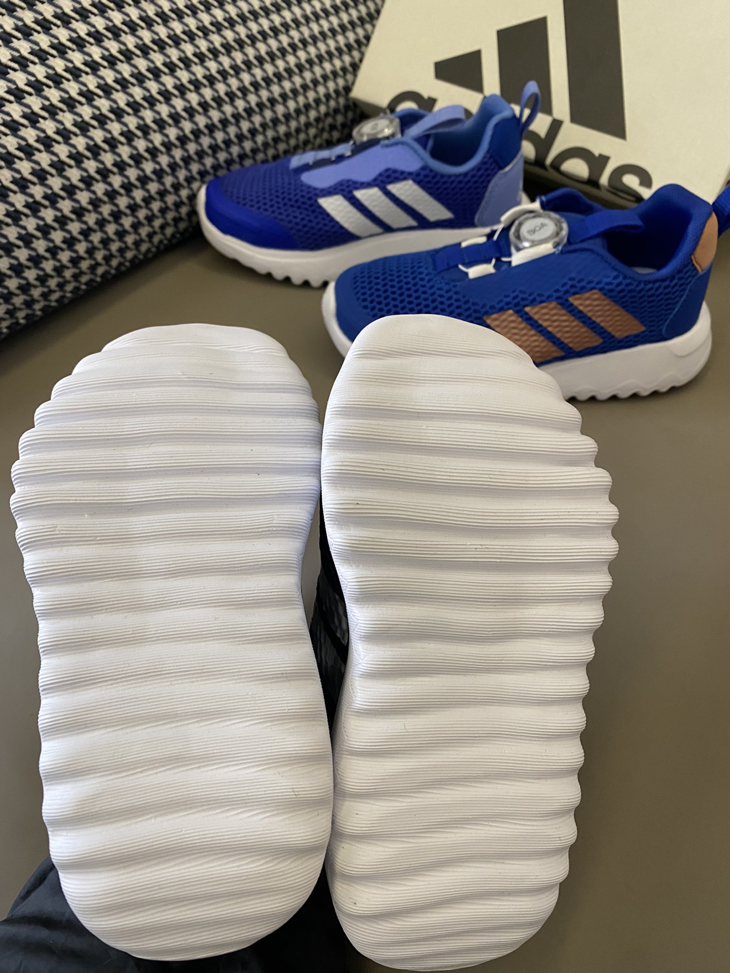 图片[8]-~ 原图直出🌟 轻盈透气的鞋体让你即使在激烈运动时也能保持乾爽清凉😎特殊的橡胶抗滑鞋底则能帮宝贝在各种地面稳健奔行，无惧挑战～无论是短距离冲刺还是长距离马拉松，都可以轻松应对🤗-选品中心