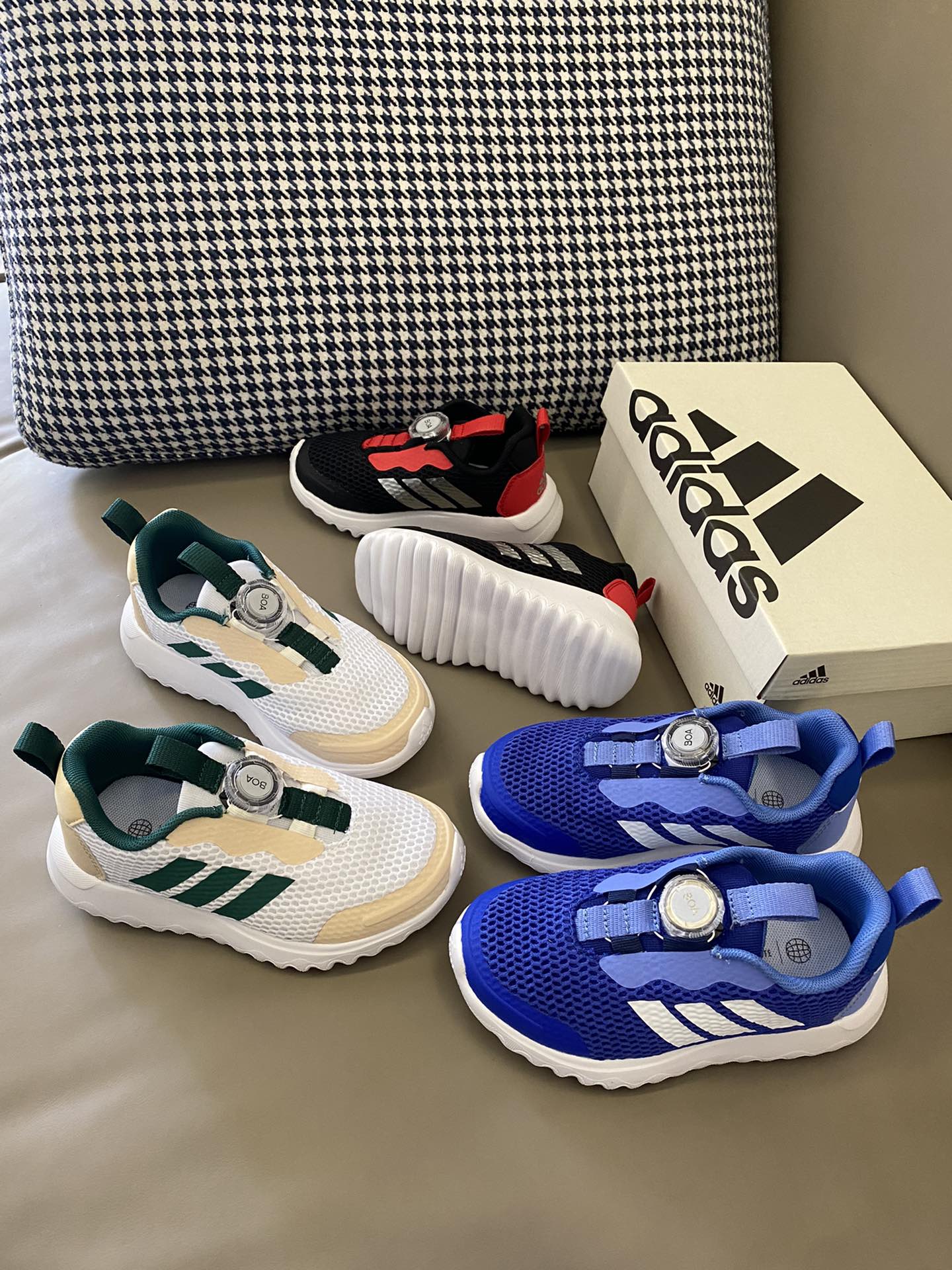 图片[3]-~ 原图直出🌟 轻盈透气的鞋体让你即使在激烈运动时也能保持乾爽清凉😎特殊的橡胶抗滑鞋底则能帮宝贝在各种地面稳健奔行，无惧挑战～无论是短距离冲刺还是长距离马拉松，都可以轻松应对🤗-选品中心