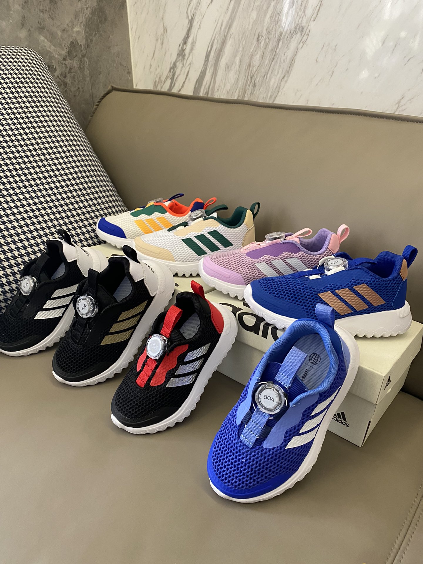 图片[7]-~ 原图直出🌟 轻盈透气的鞋体让你即使在激烈运动时也能保持乾爽清凉😎特殊的橡胶抗滑鞋底则能帮宝贝在各种地面稳健奔行，无惧挑战～无论是短距离冲刺还是长距离马拉松，都可以轻松应对🤗-选品中心