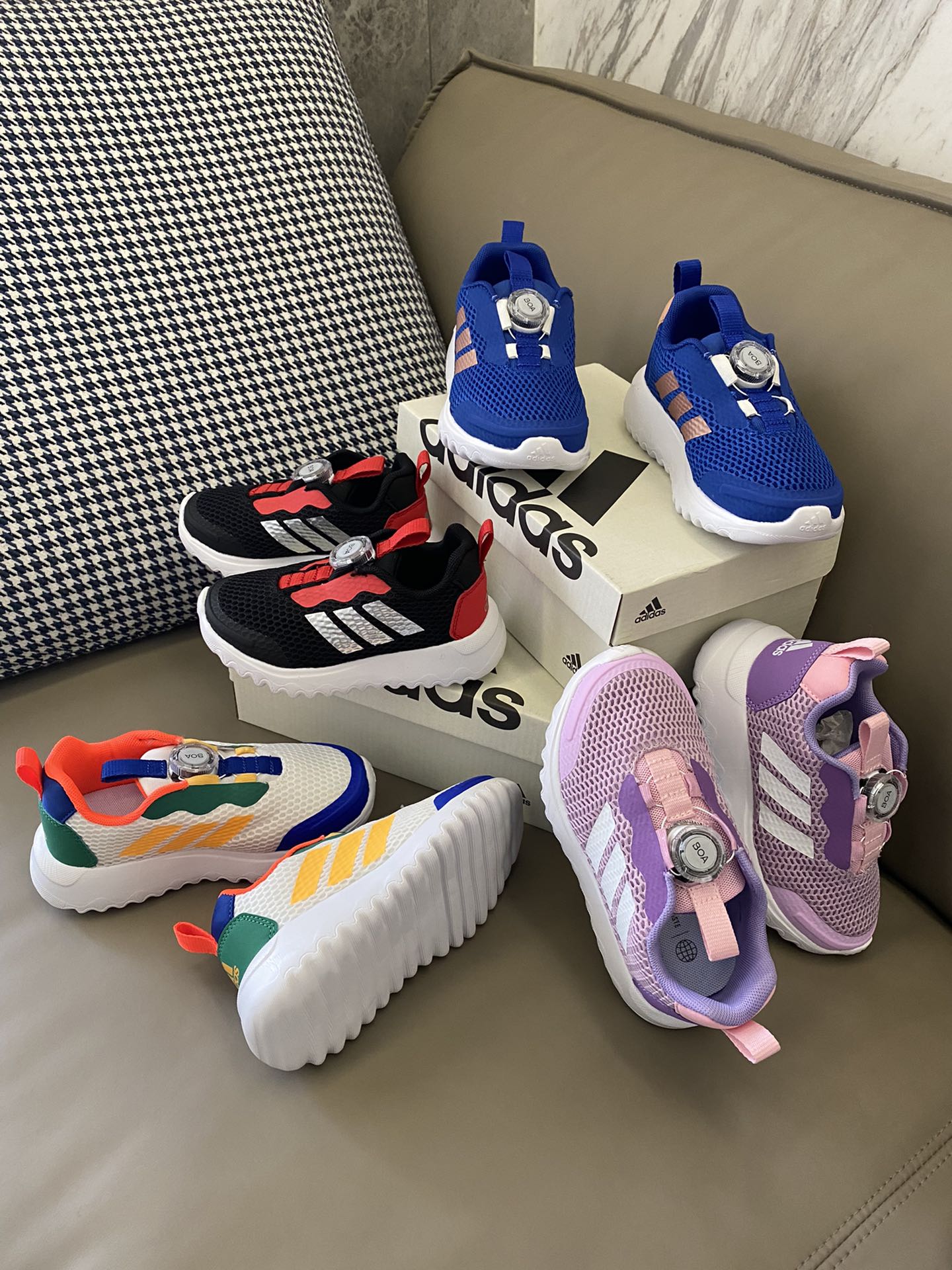 图片[5]-~ 原图直出🌟 轻盈透气的鞋体让你即使在激烈运动时也能保持乾爽清凉😎特殊的橡胶抗滑鞋底则能帮宝贝在各种地面稳健奔行，无惧挑战～无论是短距离冲刺还是长距离马拉松，都可以轻松应对🤗-选品中心