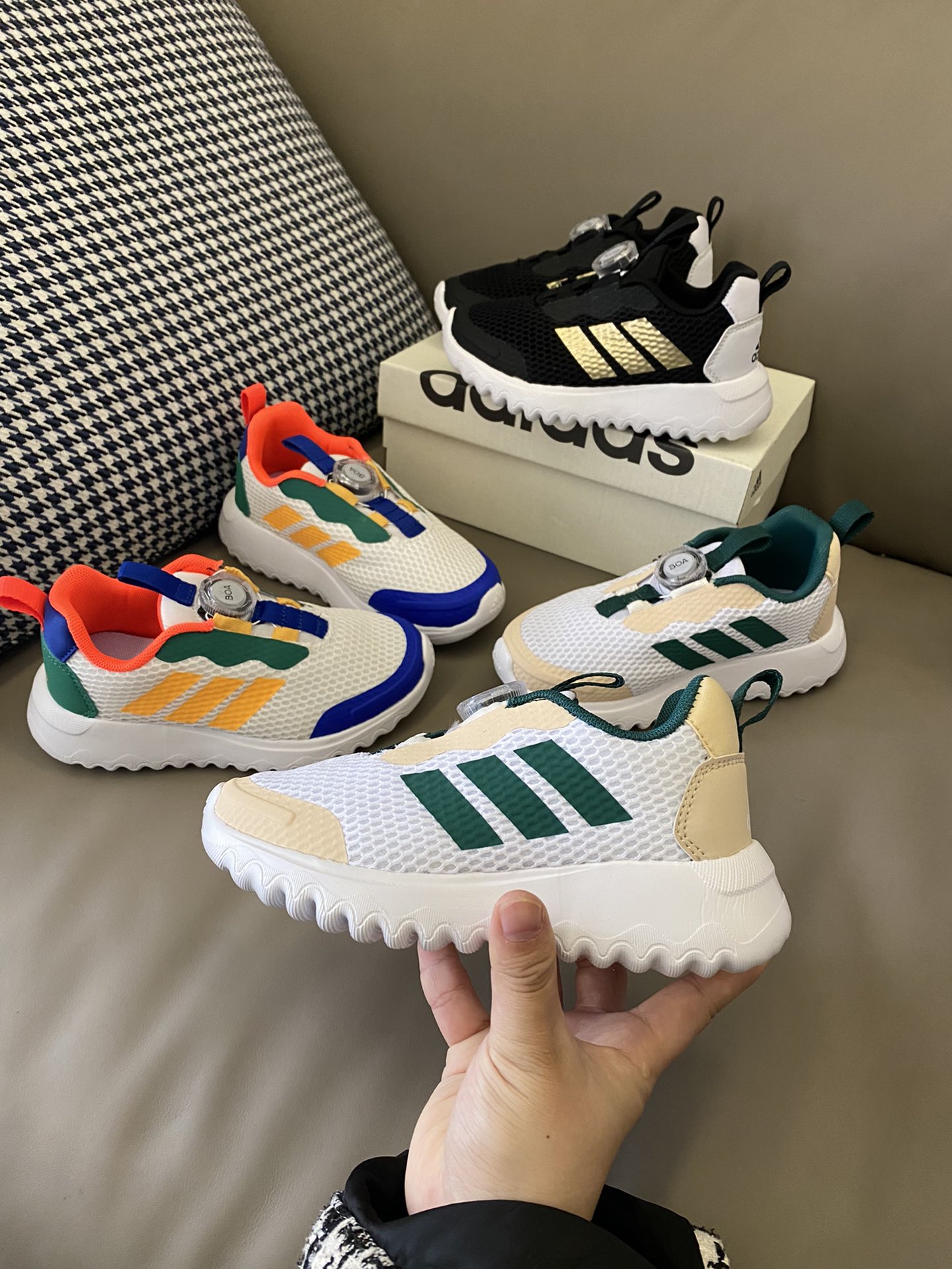 图片[6]-~ 原图直出🌟 轻盈透气的鞋体让你即使在激烈运动时也能保持乾爽清凉😎特殊的橡胶抗滑鞋底则能帮宝贝在各种地面稳健奔行，无惧挑战～无论是短距离冲刺还是长距离马拉松，都可以轻松应对🤗-选品中心