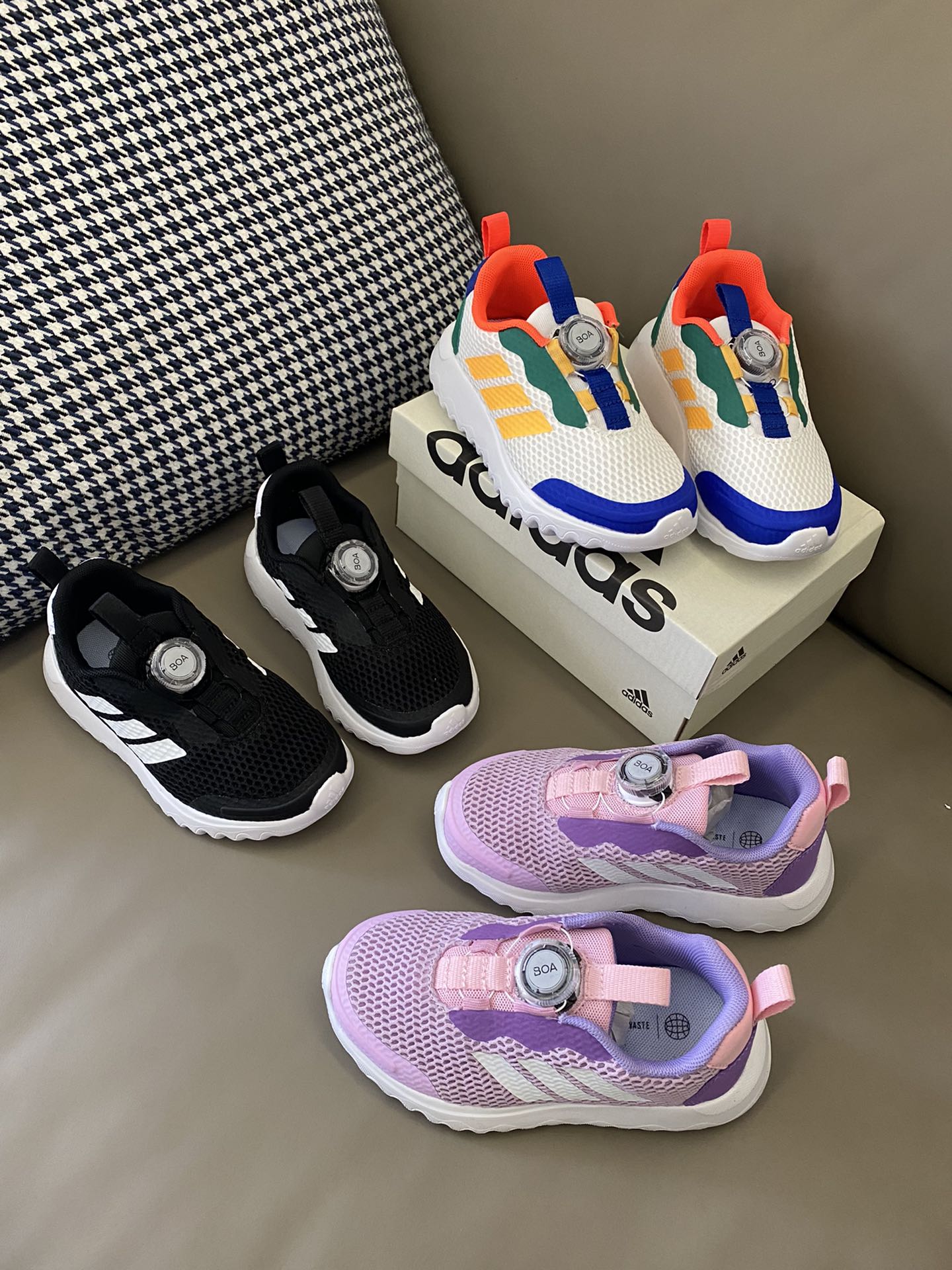 ~ 原图直出🌟 轻盈透气的鞋体让你即使在激烈运动时也能保持乾爽清凉😎特殊的橡胶抗滑鞋底则能帮宝贝在各种地面稳健奔行，无惧挑战～无论是短距离冲刺还是长距离马拉松，都可以轻松应对🤗-选品中心