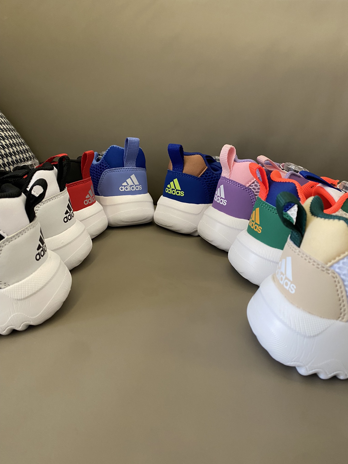 图片[4]-~ 原图直出🌟 轻盈透气的鞋体让你即使在激烈运动时也能保持乾爽清凉😎特殊的橡胶抗滑鞋底则能帮宝贝在各种地面稳健奔行，无惧挑战～无论是短距离冲刺还是长距离马拉松，都可以轻松应对🤗-选品中心