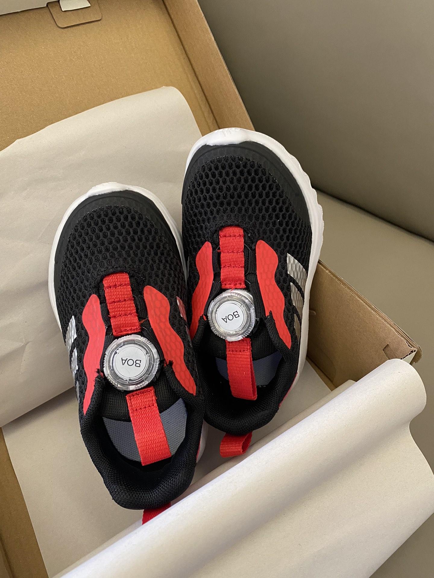 图片[2]-~ 原图直出🌟 轻盈透气的鞋体让你即使在激烈运动时也能保持乾爽清凉😎特殊的橡胶抗滑鞋底则能帮宝贝在各种地面稳健奔行，无惧挑战～无论是短距离冲刺还是长距离马拉松，都可以轻松应对🤗-选品中心