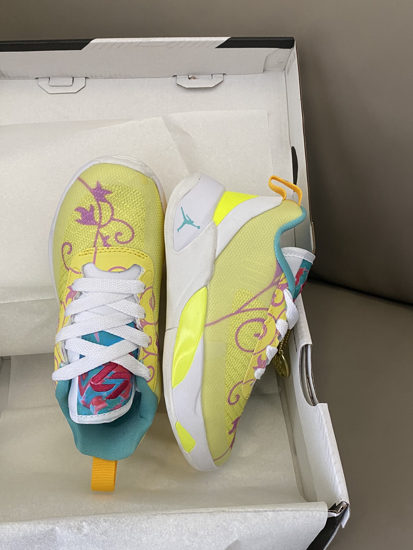 图片[2]-凌厉的外观设计，配上鲜明的色彩搭配💫无论在场上还是场外，都能展现宝贝独一无二的风尚🤩更为关键的是，它拥有出乎意料的抓地力和反应速度，让宝贝在比赛中始终保持最佳状态-选品中心