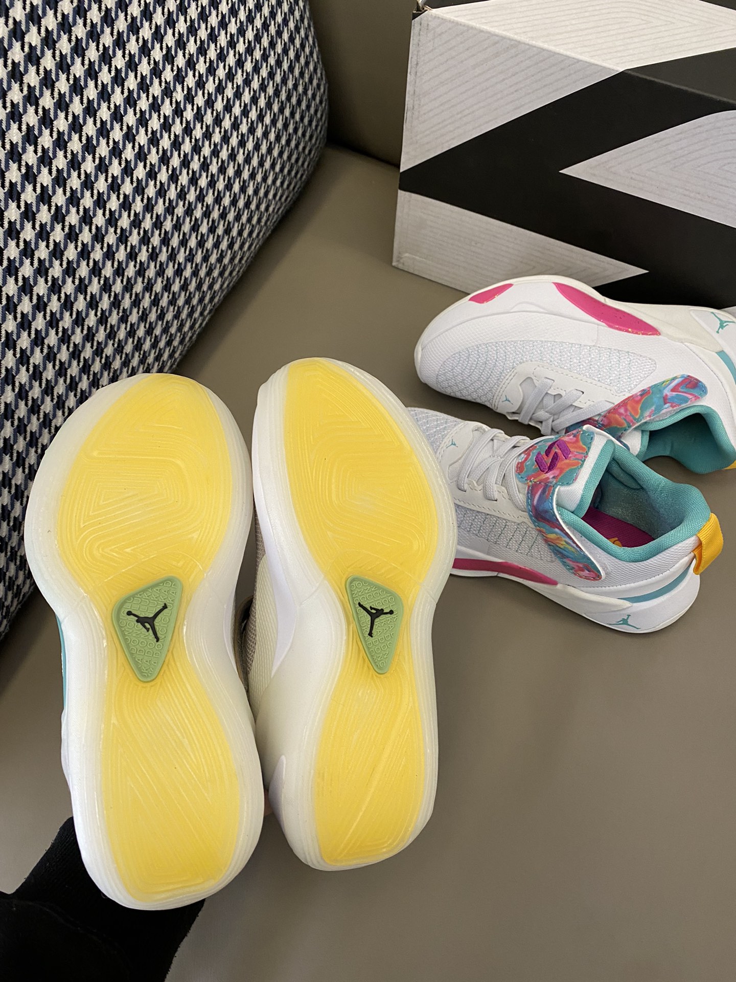 图片[9]-凌厉的外观设计，配上鲜明的色彩搭配💫无论在场上还是场外，都能展现宝贝独一无二的风尚🤩更为关键的是，它拥有出乎意料的抓地力和反应速度，让宝贝在比赛中始终保持最佳状态-选品中心