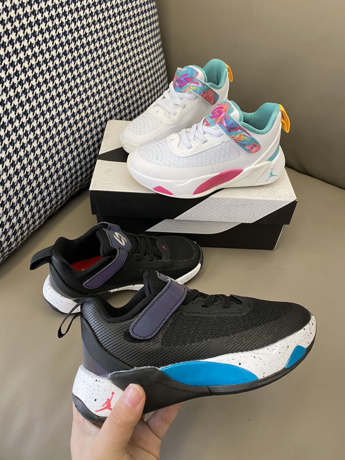 图片[6]-凌厉的外观设计，配上鲜明的色彩搭配💫无论在场上还是场外，都能展现宝贝独一无二的风尚🤩更为关键的是，它拥有出乎意料的抓地力和反应速度，让宝贝在比赛中始终保持最佳状态-选品中心