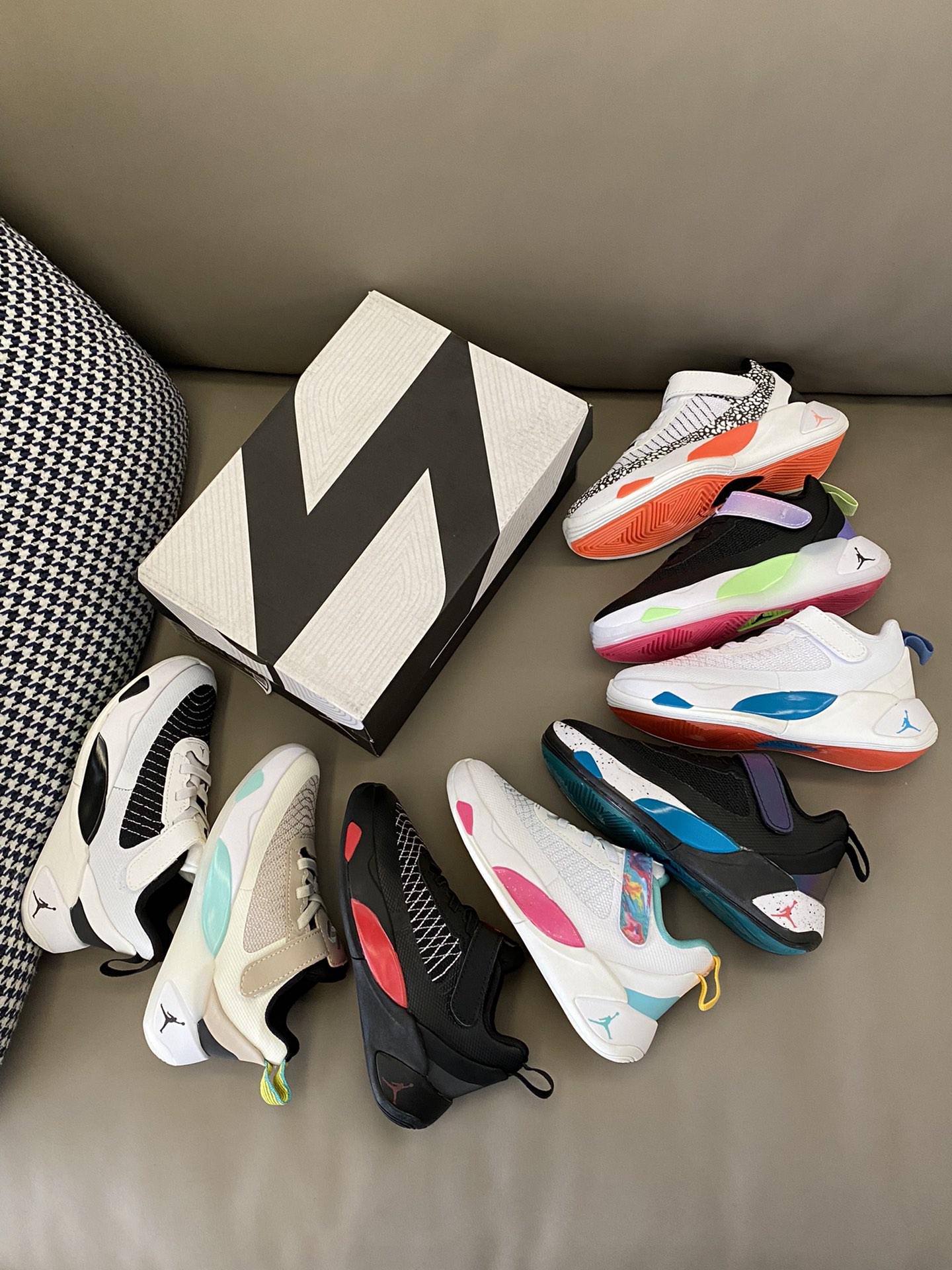 图片[8]-凌厉的外观设计，配上鲜明的色彩搭配💫无论在场上还是场外，都能展现宝贝独一无二的风尚🤩更为关键的是，它拥有出乎意料的抓地力和反应速度，让宝贝在比赛中始终保持最佳状态-选品中心