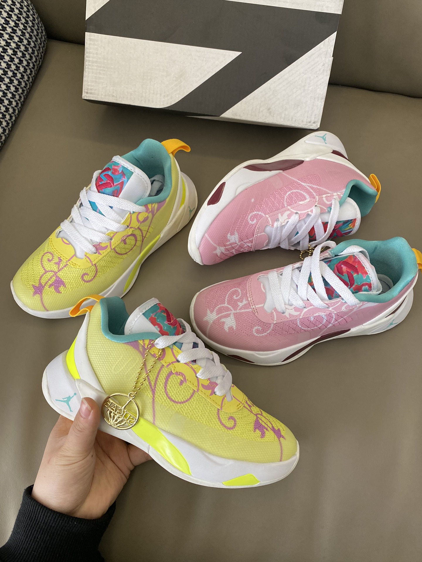 凌厉的外观设计，配上鲜明的色彩搭配💫无论在场上还是场外，都能展现宝贝独一无二的风尚🤩更为关键的是，它拥有出乎意料的抓地力和反应速度，让宝贝在比赛中始终保持最佳状态-选品中心