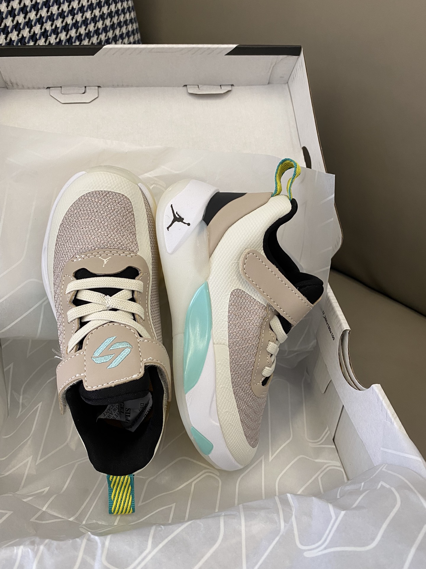 图片[5]-凌厉的外观设计，配上鲜明的色彩搭配💫无论在场上还是场外，都能展现宝贝独一无二的风尚🤩更为关键的是，它拥有出乎意料的抓地力和反应速度，让宝贝在比赛中始终保持最佳状态-选品中心