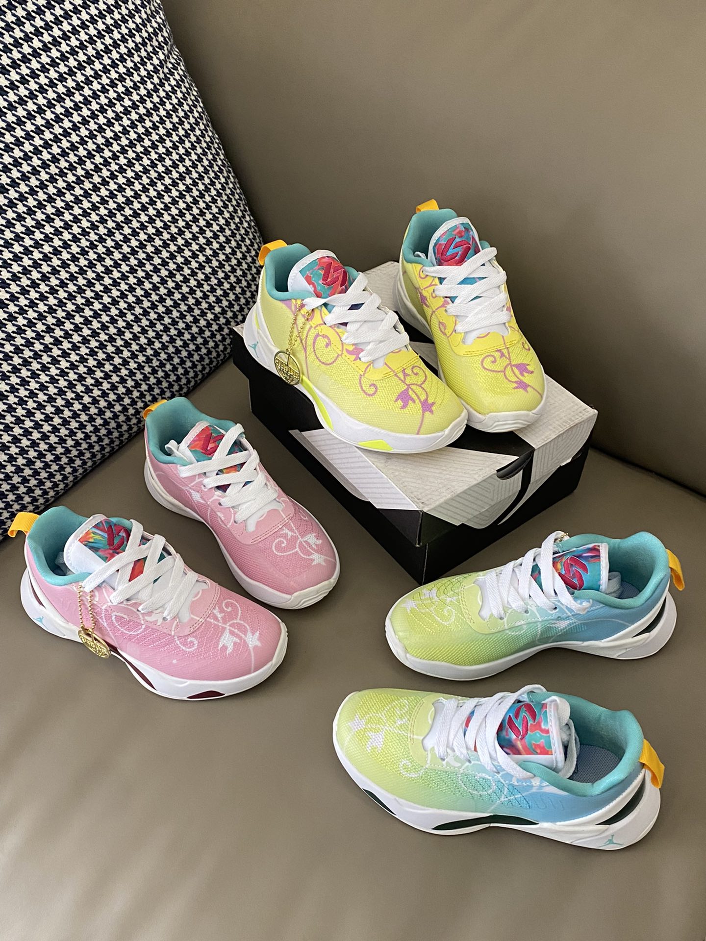 图片[3]-凌厉的外观设计，配上鲜明的色彩搭配💫无论在场上还是场外，都能展现宝贝独一无二的风尚🤩更为关键的是，它拥有出乎意料的抓地力和反应速度，让宝贝在比赛中始终保持最佳状态-选品中心