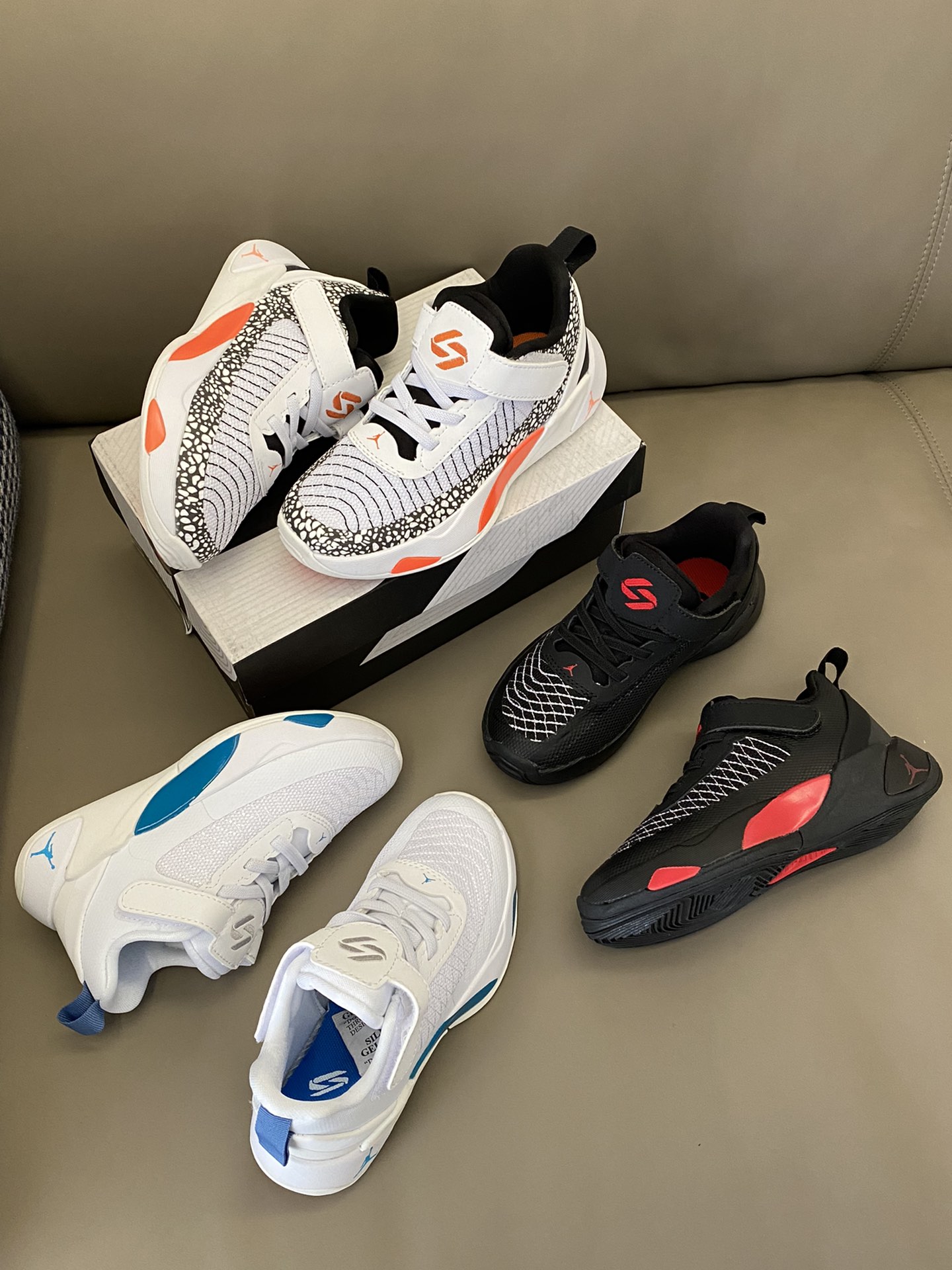 图片[4]-凌厉的外观设计，配上鲜明的色彩搭配💫无论在场上还是场外，都能展现宝贝独一无二的风尚🤩更为关键的是，它拥有出乎意料的抓地力和反应速度，让宝贝在比赛中始终保持最佳状态-选品中心