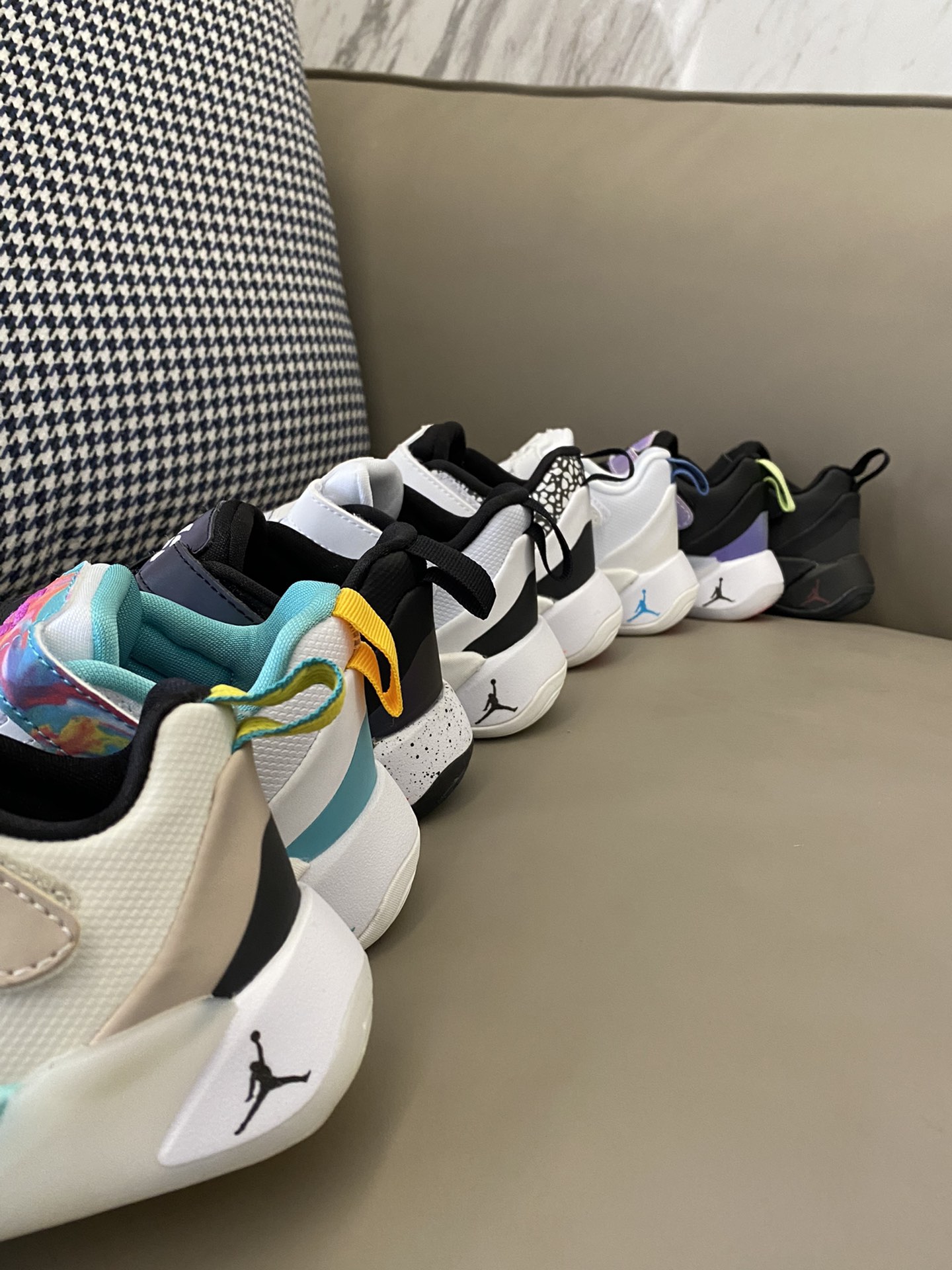 图片[7]-凌厉的外观设计，配上鲜明的色彩搭配💫无论在场上还是场外，都能展现宝贝独一无二的风尚🤩更为关键的是，它拥有出乎意料的抓地力和反应速度，让宝贝在比赛中始终保持最佳状态-选品中心