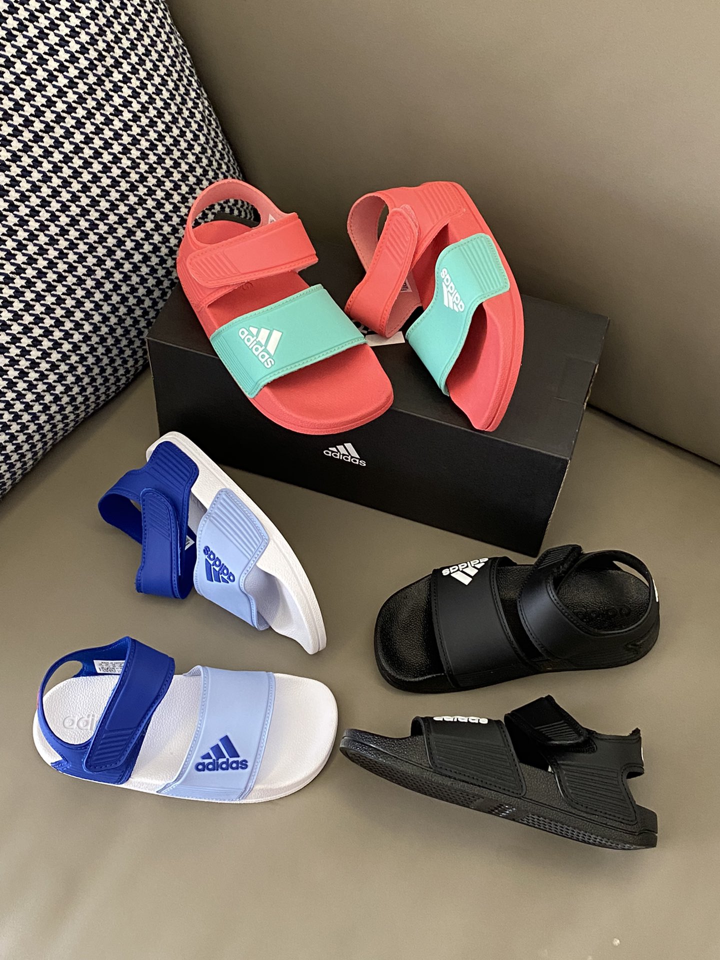 原图直出🌟 新一代AD 儿童魔术贴露趾轻便运动凉鞋，耐磨防滑橡胶底鞋面也是采用环保橡胶材质✅夏天穿着凉快不闷脚👍🏻轻便超软鞋底，时尚和运动结合，百搭又舒适～-选品中心