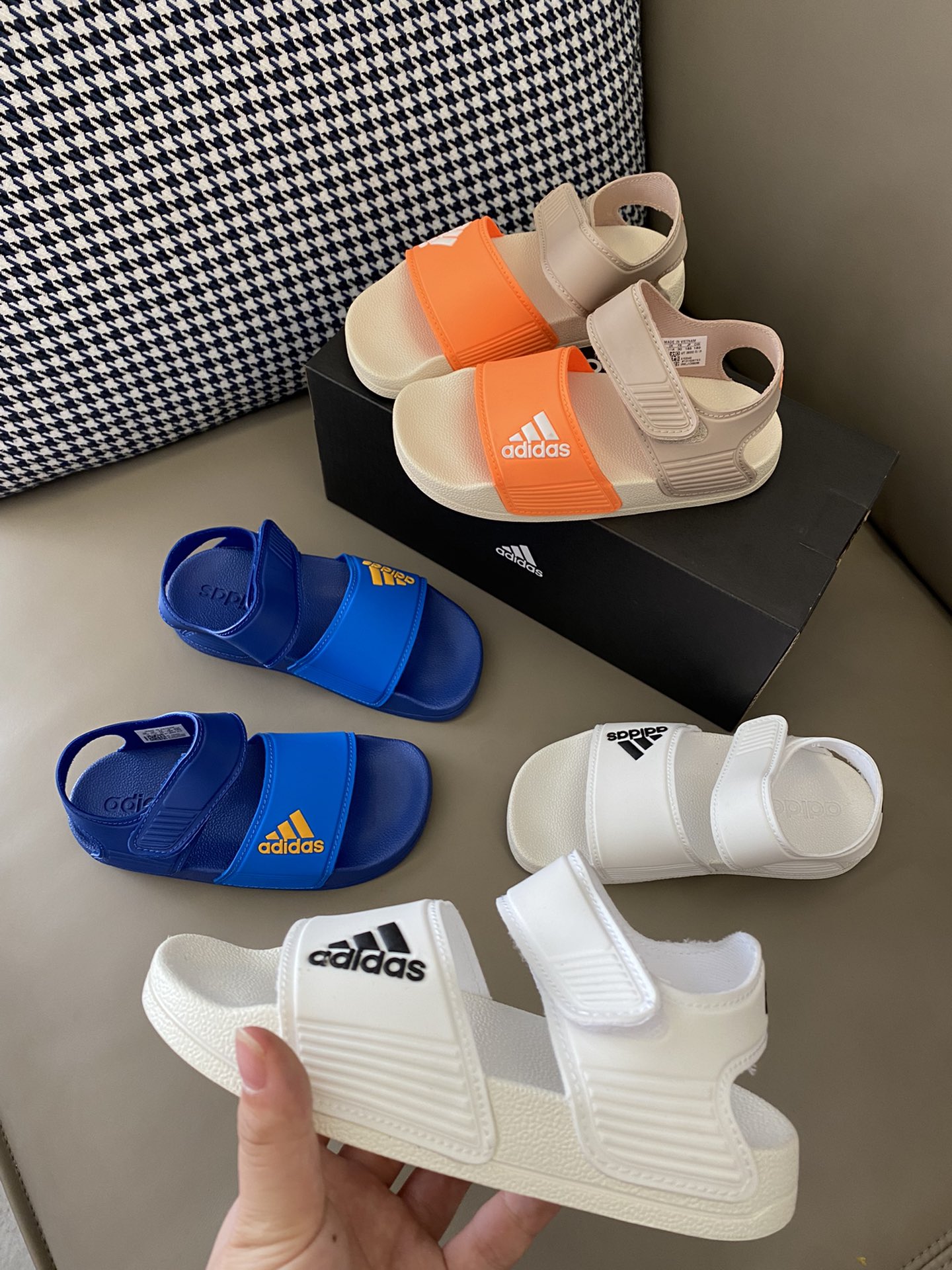 图片[3]-原图直出🌟 新一代AD 儿童魔术贴露趾轻便运动凉鞋，耐磨防滑橡胶底鞋面也是采用环保橡胶材质✅夏天穿着凉快不闷脚👍🏻轻便超软鞋底，时尚和运动结合，百搭又舒适～-选品中心