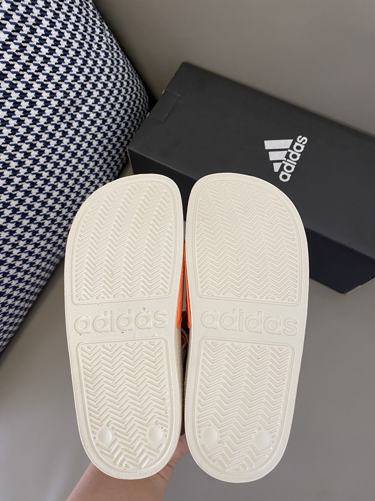 图片[9]-原图直出🌟 新一代AD 儿童魔术贴露趾轻便运动凉鞋，耐磨防滑橡胶底鞋面也是采用环保橡胶材质✅夏天穿着凉快不闷脚👍🏻轻便超软鞋底，时尚和运动结合，百搭又舒适～-选品中心