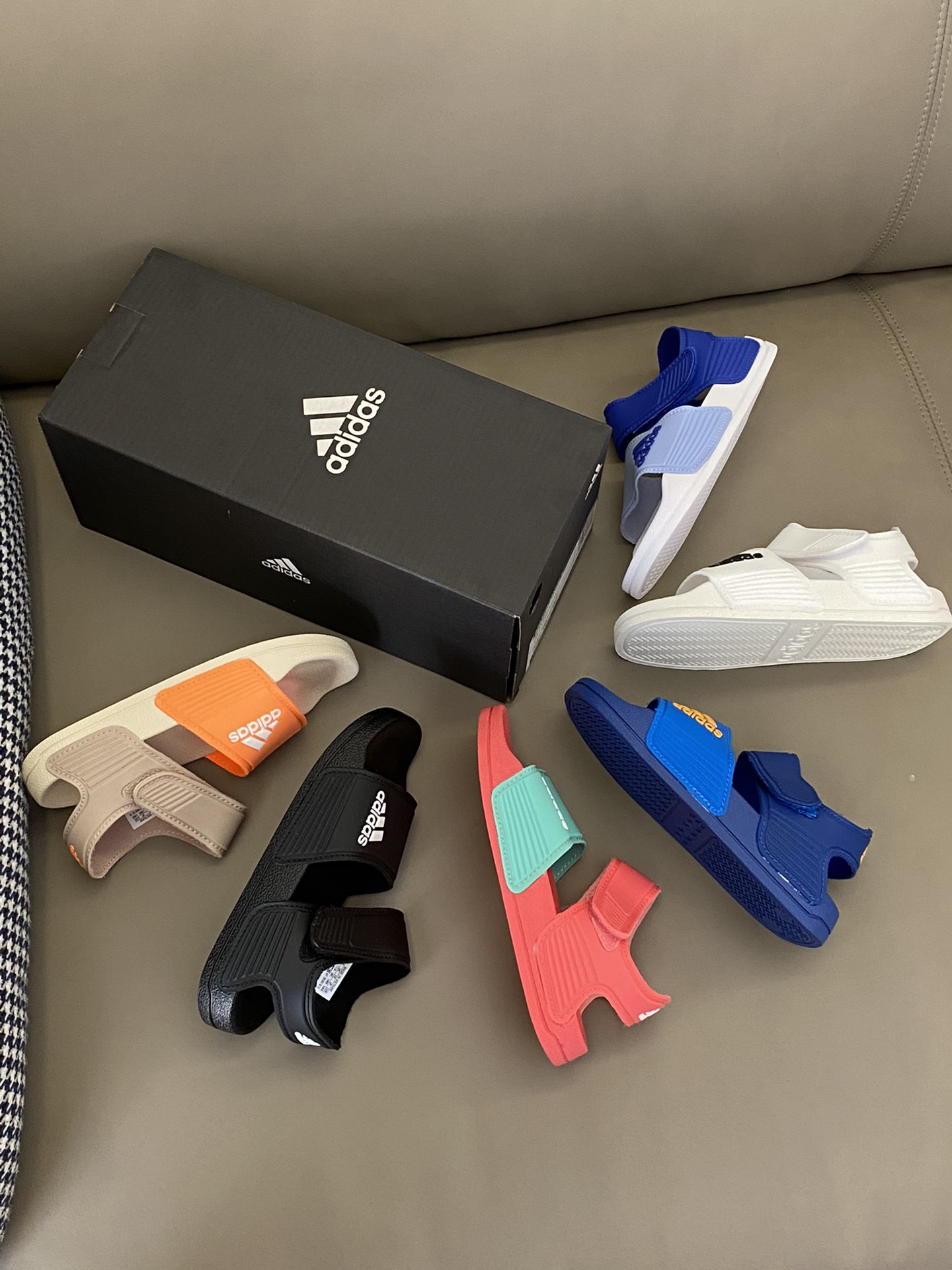 图片[4]-原图直出🌟 新一代AD 儿童魔术贴露趾轻便运动凉鞋，耐磨防滑橡胶底鞋面也是采用环保橡胶材质✅夏天穿着凉快不闷脚👍🏻轻便超软鞋底，时尚和运动结合，百搭又舒适～-选品中心